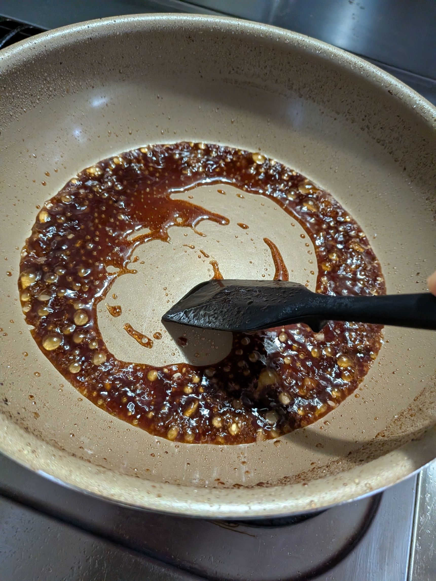 7.フライパンについているタレに水を入れてときのばす。しっかり混ぜ合わせて少し煮詰める