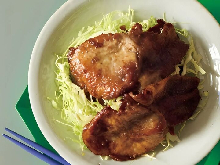 実は『冷たい油』から焼くのが大正解!?ワタナベマキさん流〈豚肉のしょうが焼きの作り方〉を大公開