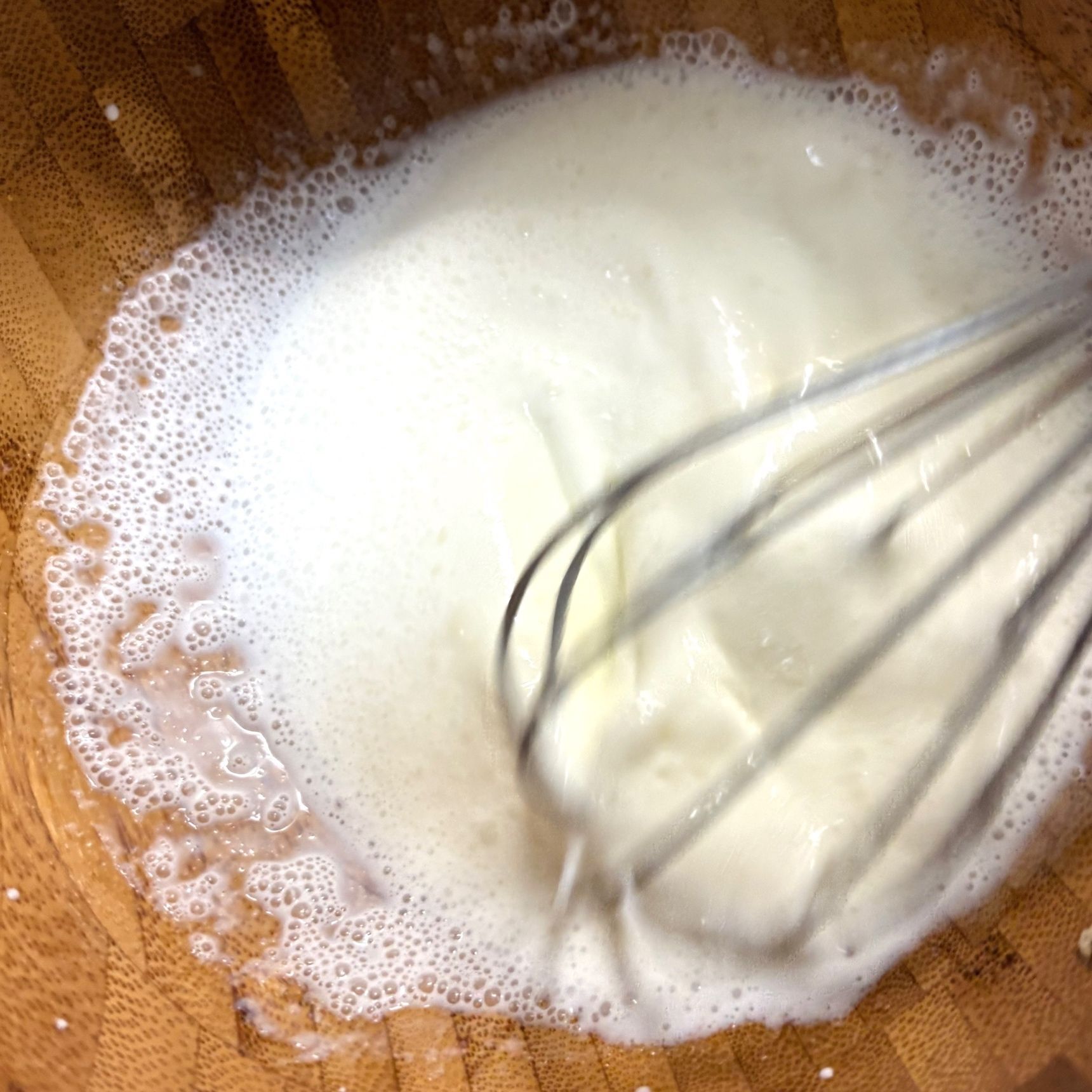 生クリームを泡立てます