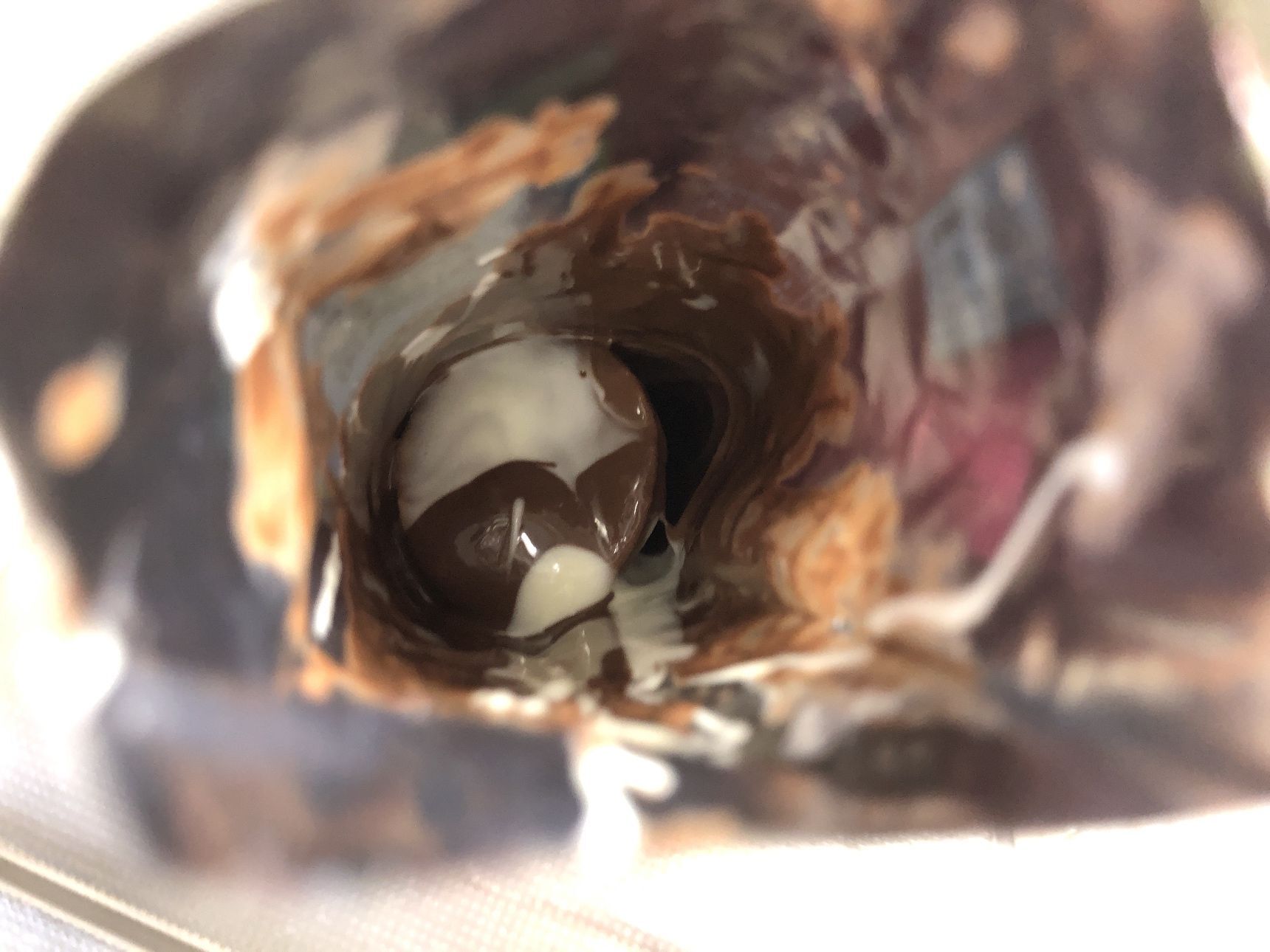 プチの袋を持ちミルクチョコ、ホワイトチョコの順番で入れます