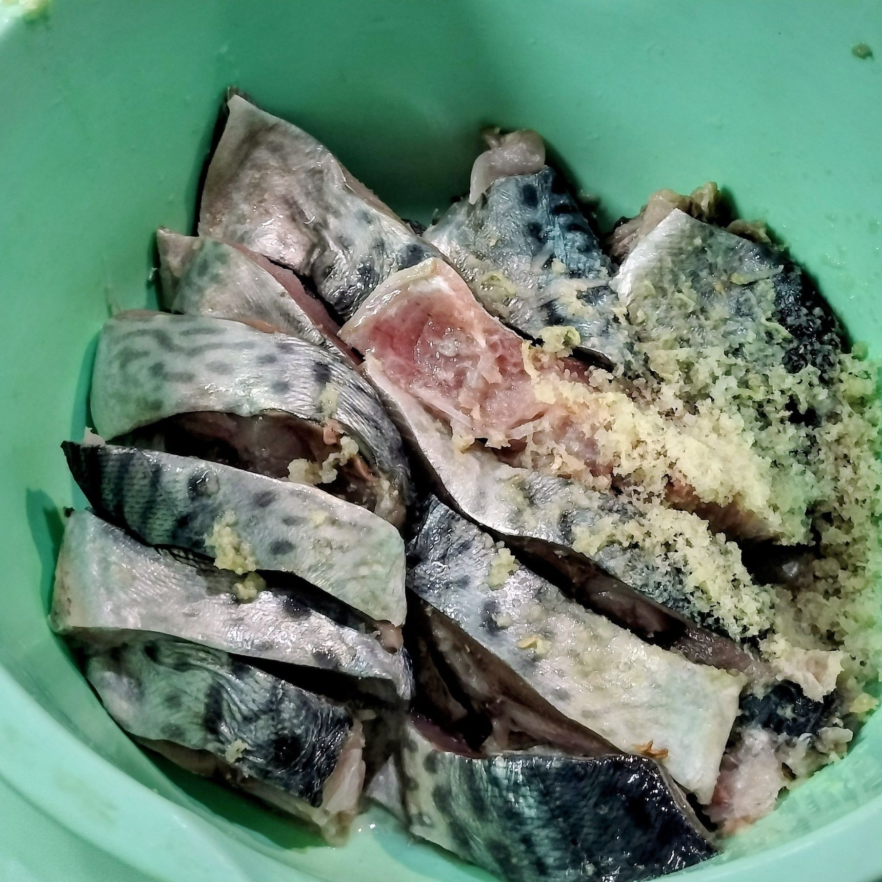 1、サバを捌く（三枚おろし）→流水で綺麗に洗って、水気を拭き取る→食べやすい大きさに切り、ボウルに入れる→材料▲とすりおろし生姜を加えて軽く混ぜて、10分程放置する