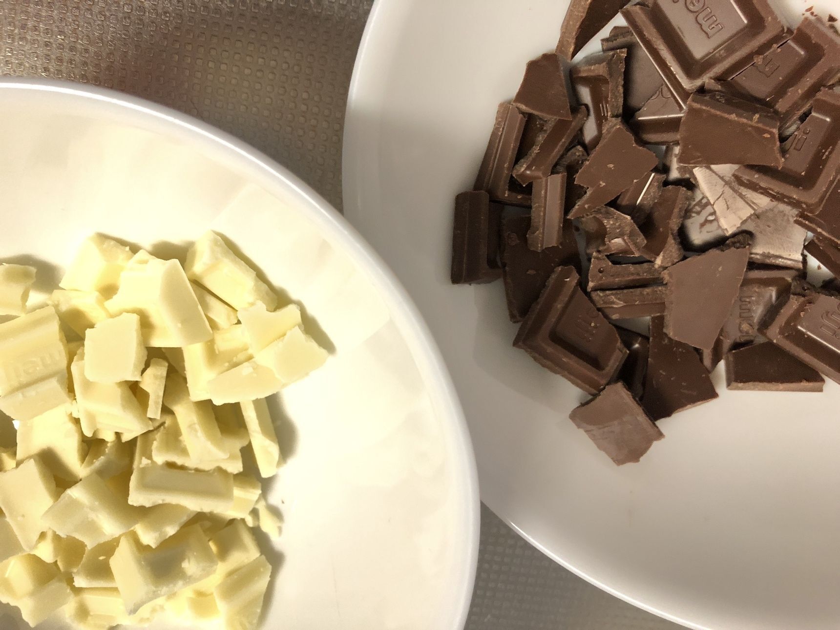 板チョコを包みから出し、耐熱容器に割って入れます