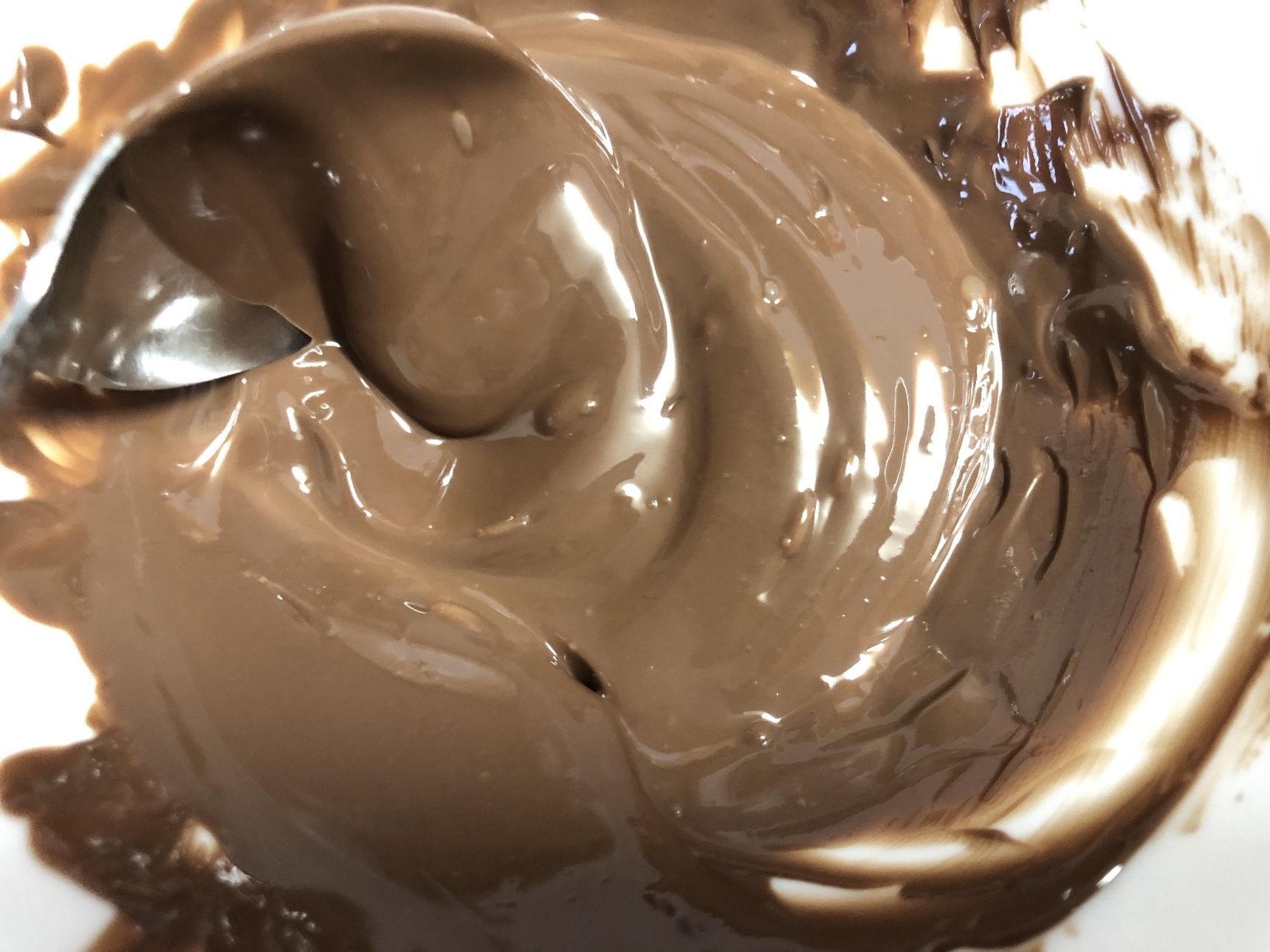 チョコを湯煎で溶かします