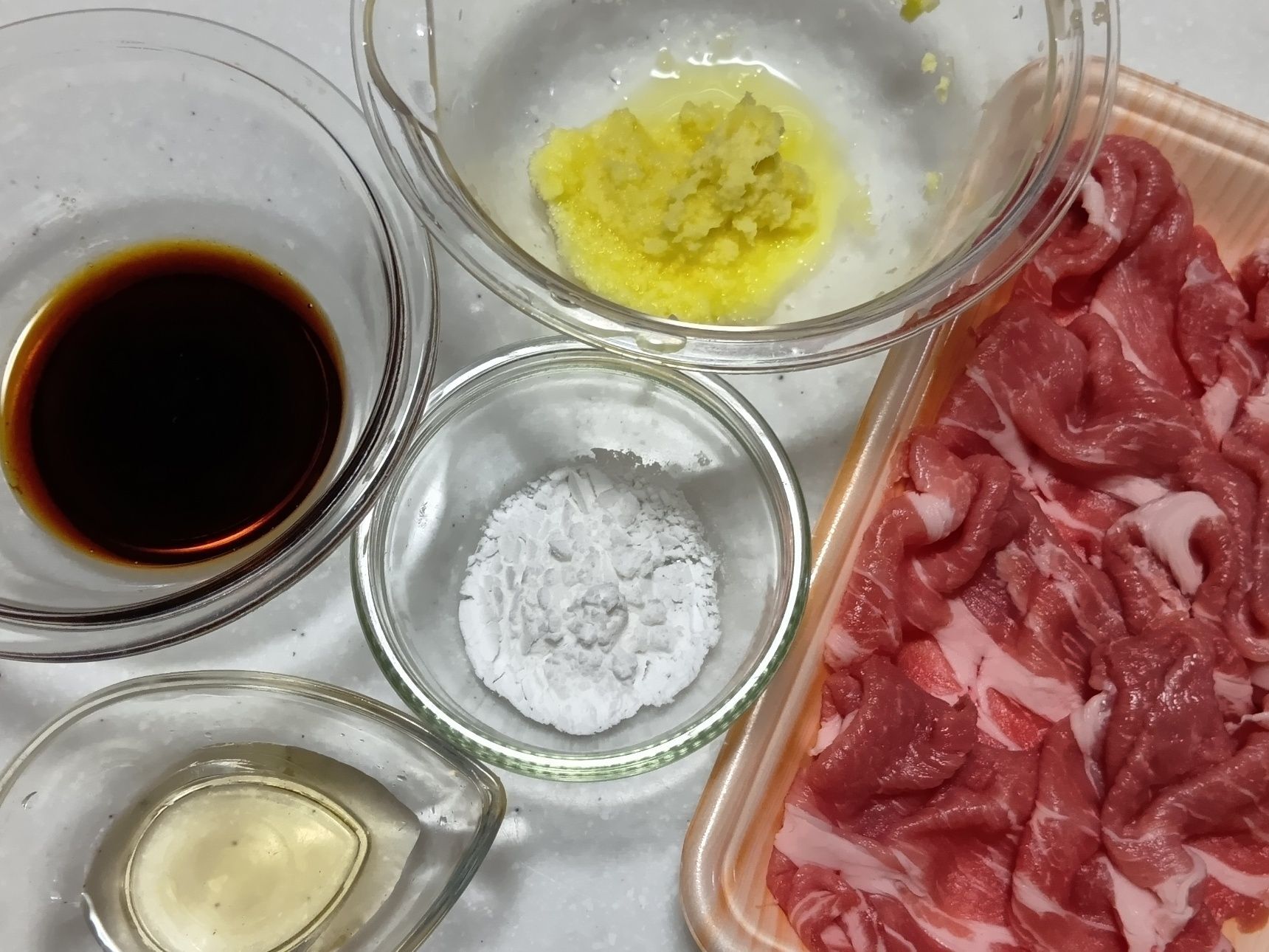 今回はこちらの材料で作ります。↓豚肉に生姜をたっぷり塗って巻くという発想に興味津々です。