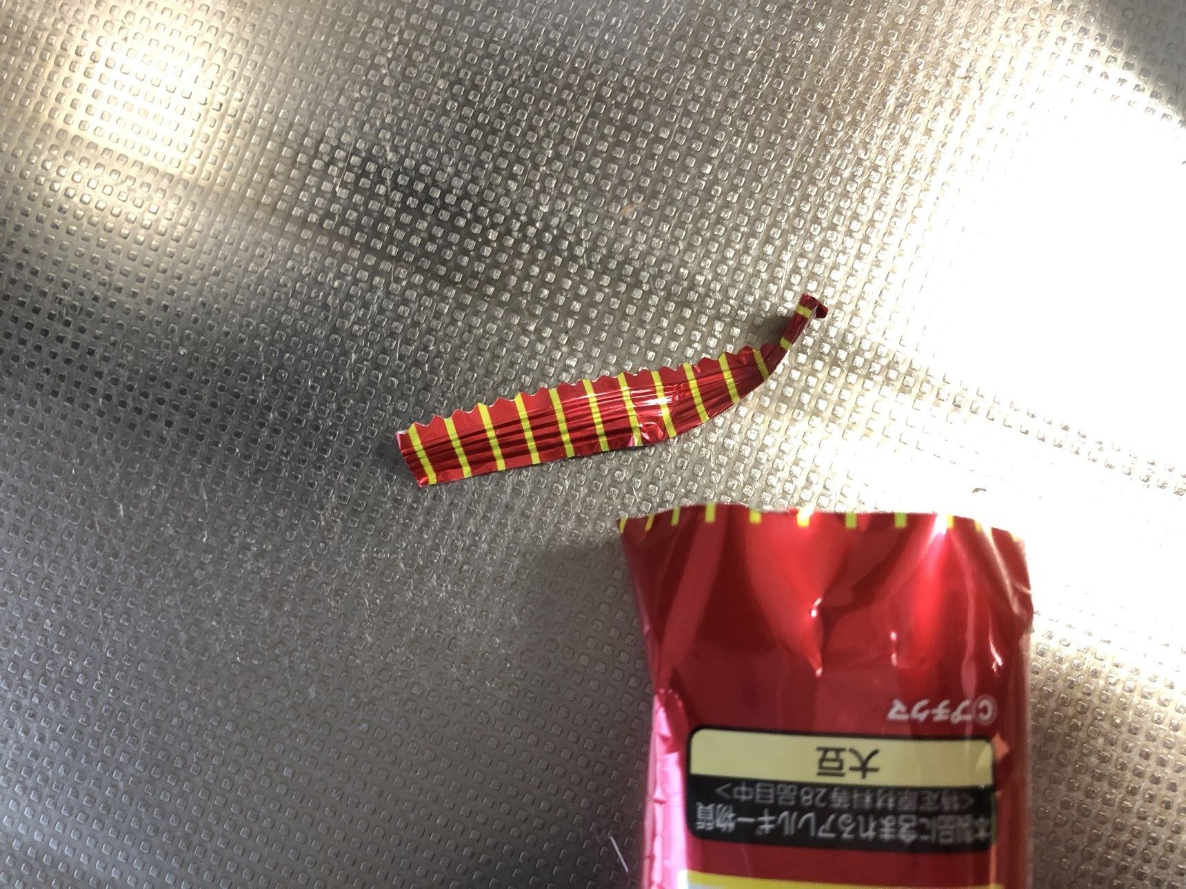 プチをハサミで開けます