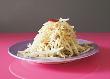 『塩×油』がおいしさの秘密♡ワタナベマキさん流！ベチャッとしない「もやしいため」の作り方