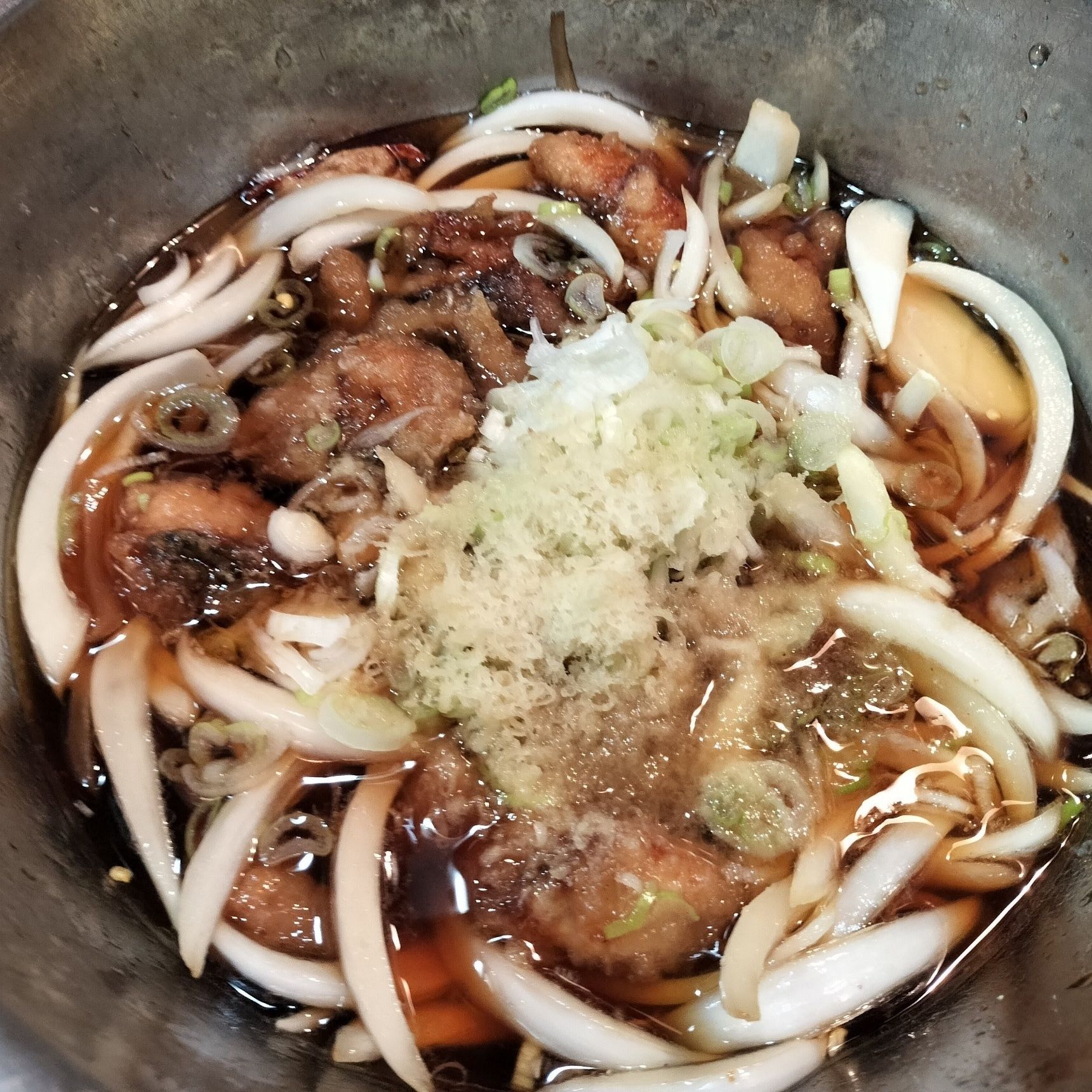 3、手順1のサバに片栗粉をまぶして、油で揚げる→軽く油をきり、熱いうちに、手順2の南蛮漬けの漬け汁の中に入れる→輪切りにした長ネギとすりおろし生姜を加えて混ぜる→1〜2時間漬け込む