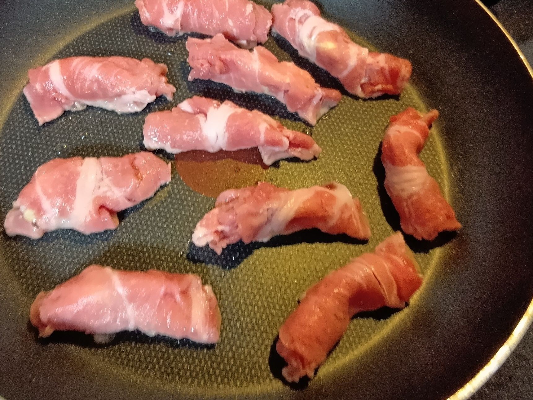 三國シェフの生姜焼きレシピを見て、豚肉を巻くという発想に驚きました。生姜好きの私としては、おろししょうが大さじ2という分量にも興味津々。早速作ってみます！