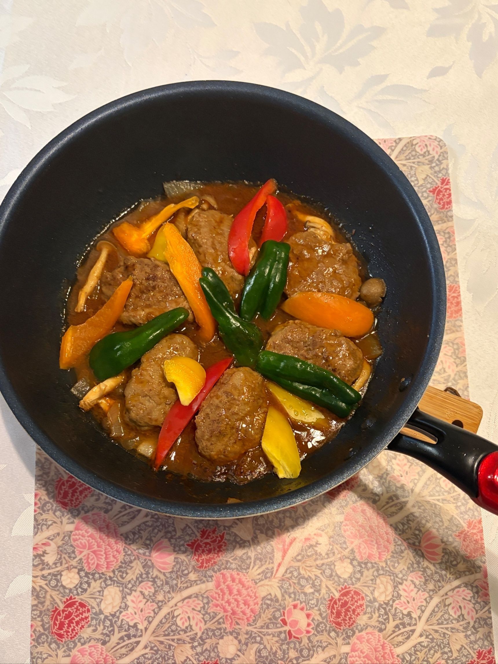 家庭の味「煮込みハンバーグ」