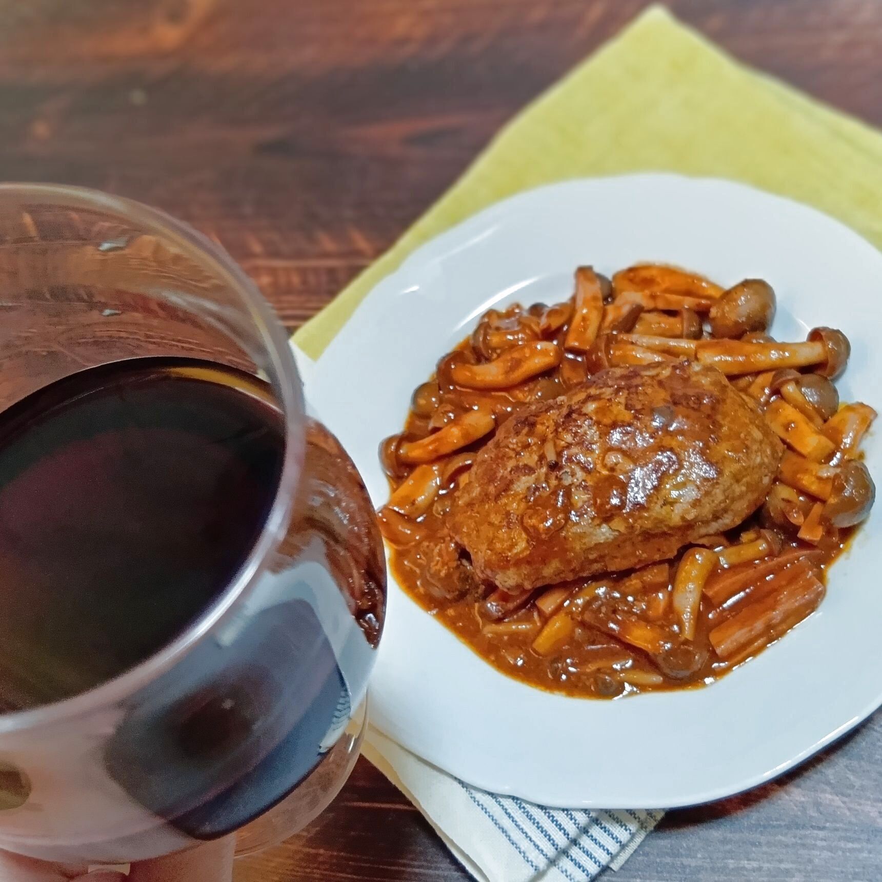 主人はビールや焼酎派なので、普段は私も一緒に楽しむことが多いのですが、今回はハンバーグに合わせて久しぶりに大好きなワインをいただきました。  きのこたっぷりのソースとも相性がよく、ちょっぴり贅沢な気分を味わうことができましたよっ！！！