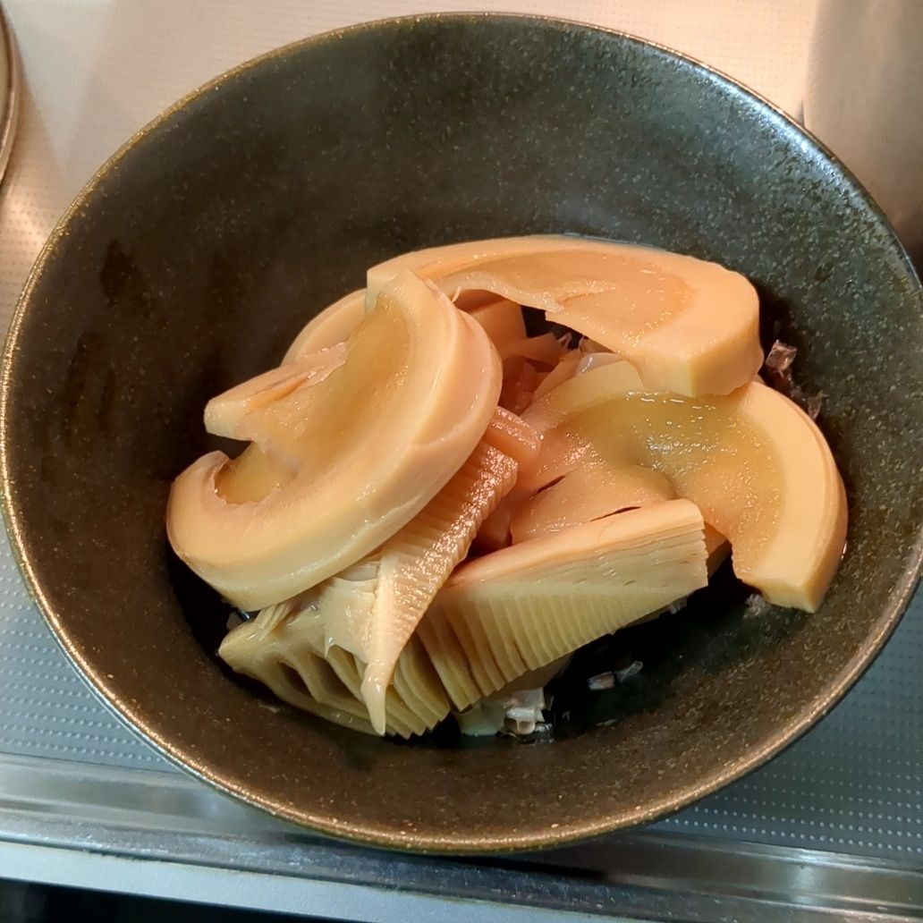 上に煮た筍をのせます。
