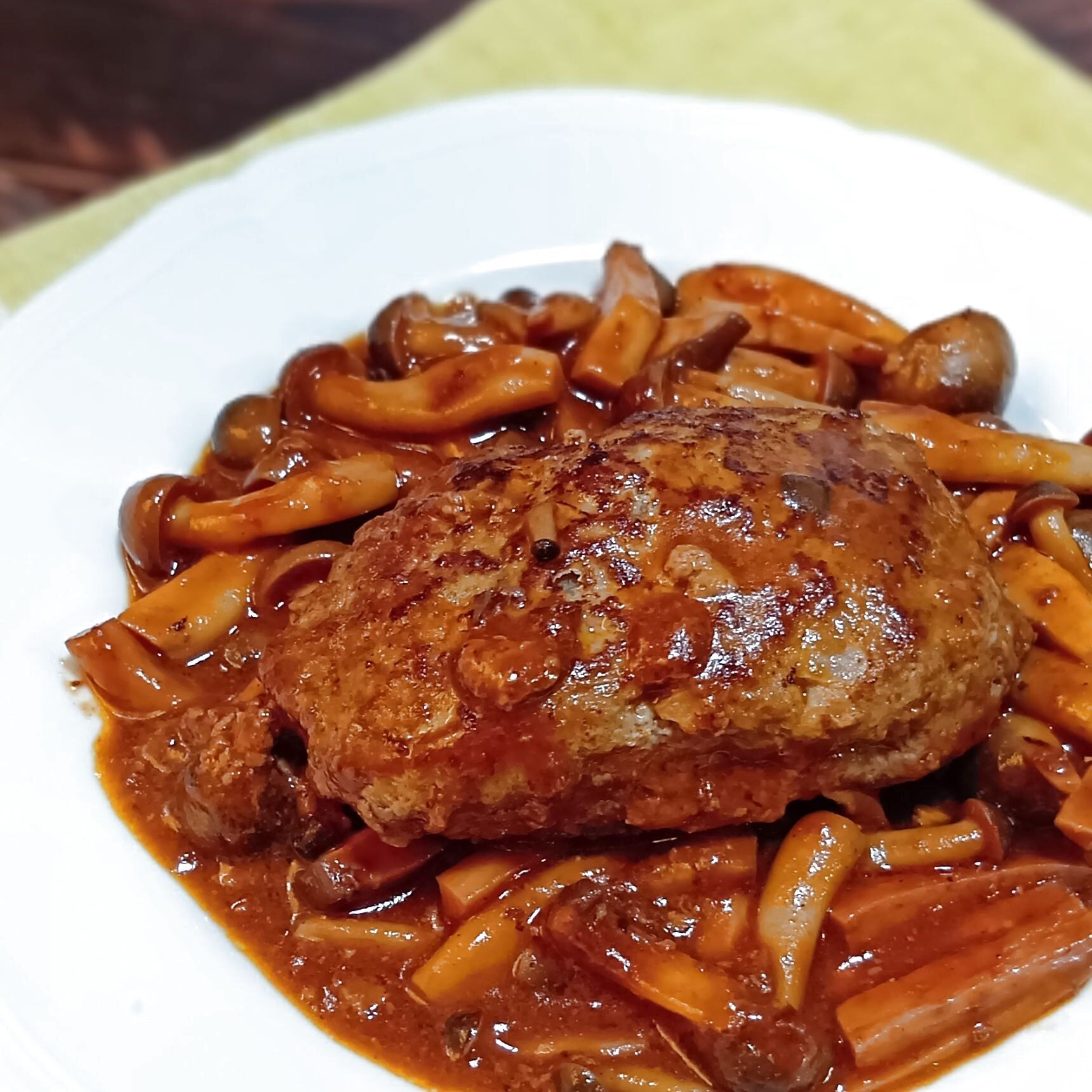 こちらは完成品の画像です。とっても美味しそうでしょう！きのこたっぷりのソースが食欲をそそり、見ているだけで早く食べたくなりました。