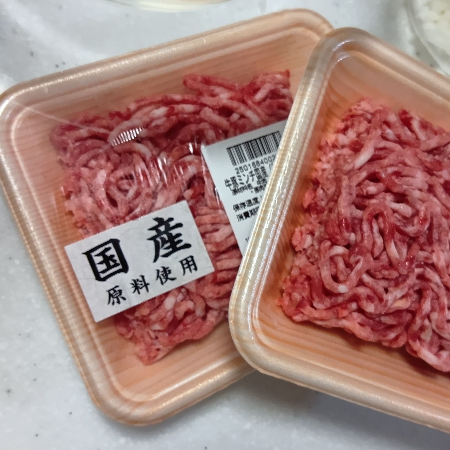 今回は、国産の合いびき肉を用意しました。シンプルな材料だからこそ、お肉の美味しさも楽しみなポイントです。