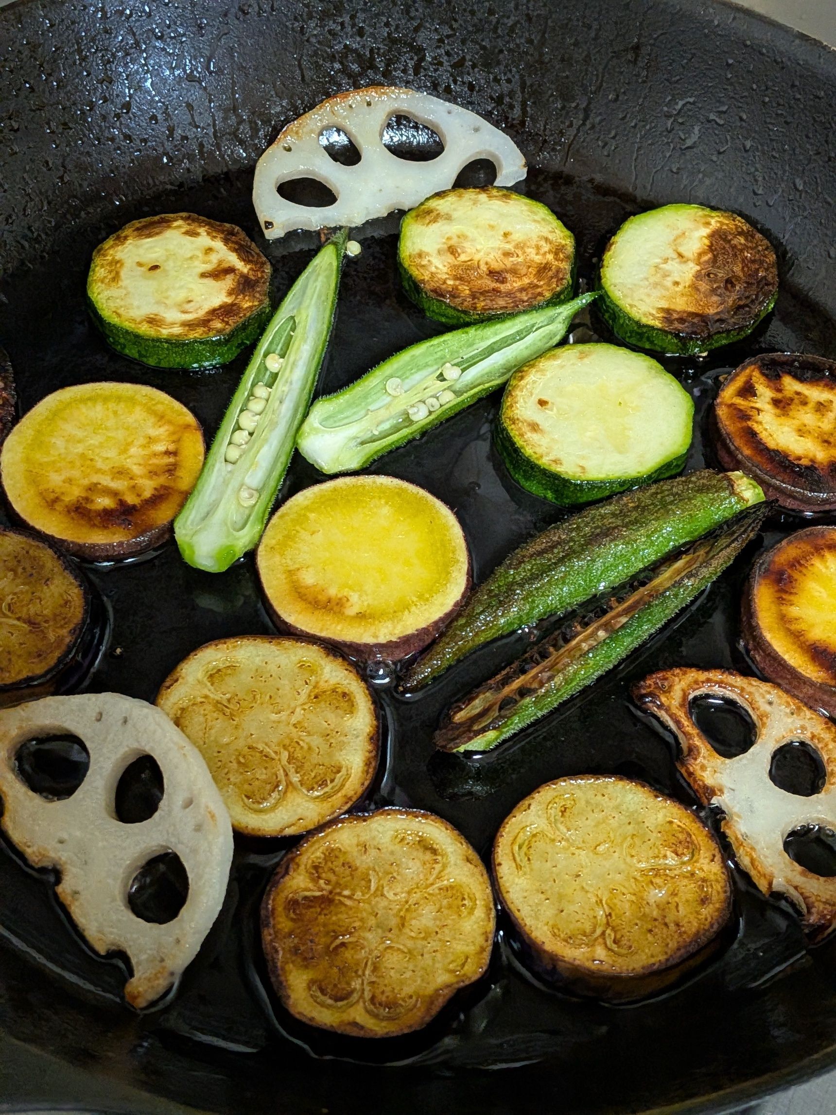 〈ポイント1〉好きな野菜を薄めの輪切りや半月切りに切って多めの油で炒める。盛り付けたカレーの上にのせる。