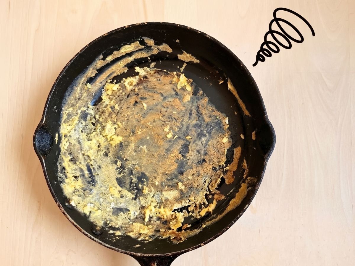 焦げつく古いフライパンが意外な裏ワザで「復活」！卵もくっつかなくなりますよ♪