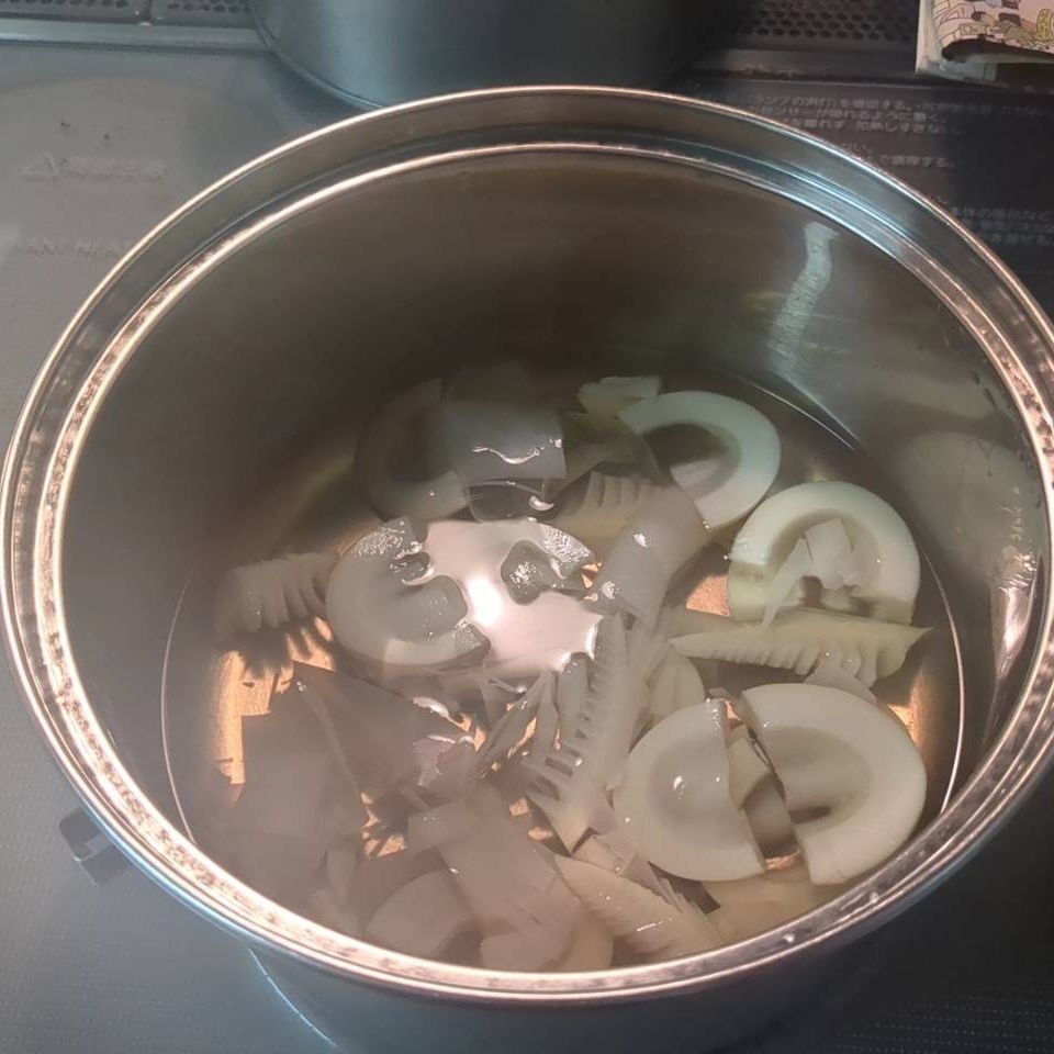 ①鍋に水を入れて火にかけます