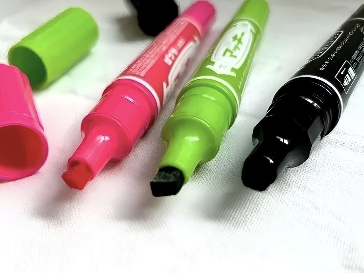かすれた油性ペンが驚きの"復活"！家にあるモノで簡単にできます。捨てる前に試してみて♪