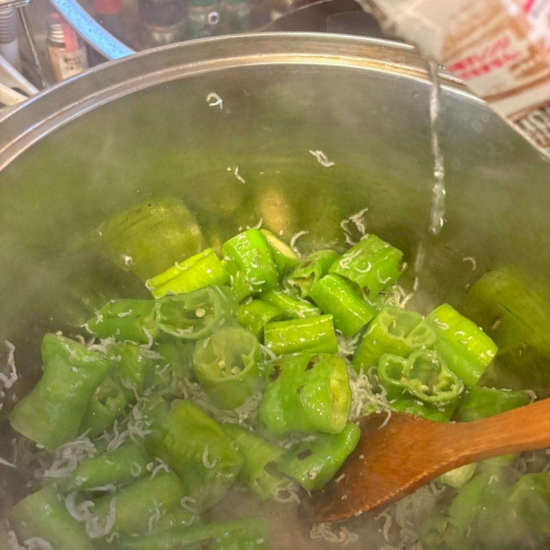 日本酒を少し入れるとじゃこがふんわり柔らかくなり旨味が増します。