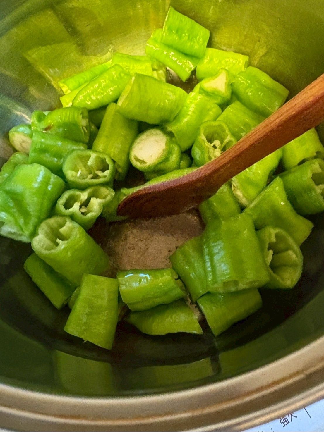鍋に油を入れて、炒め始めます。