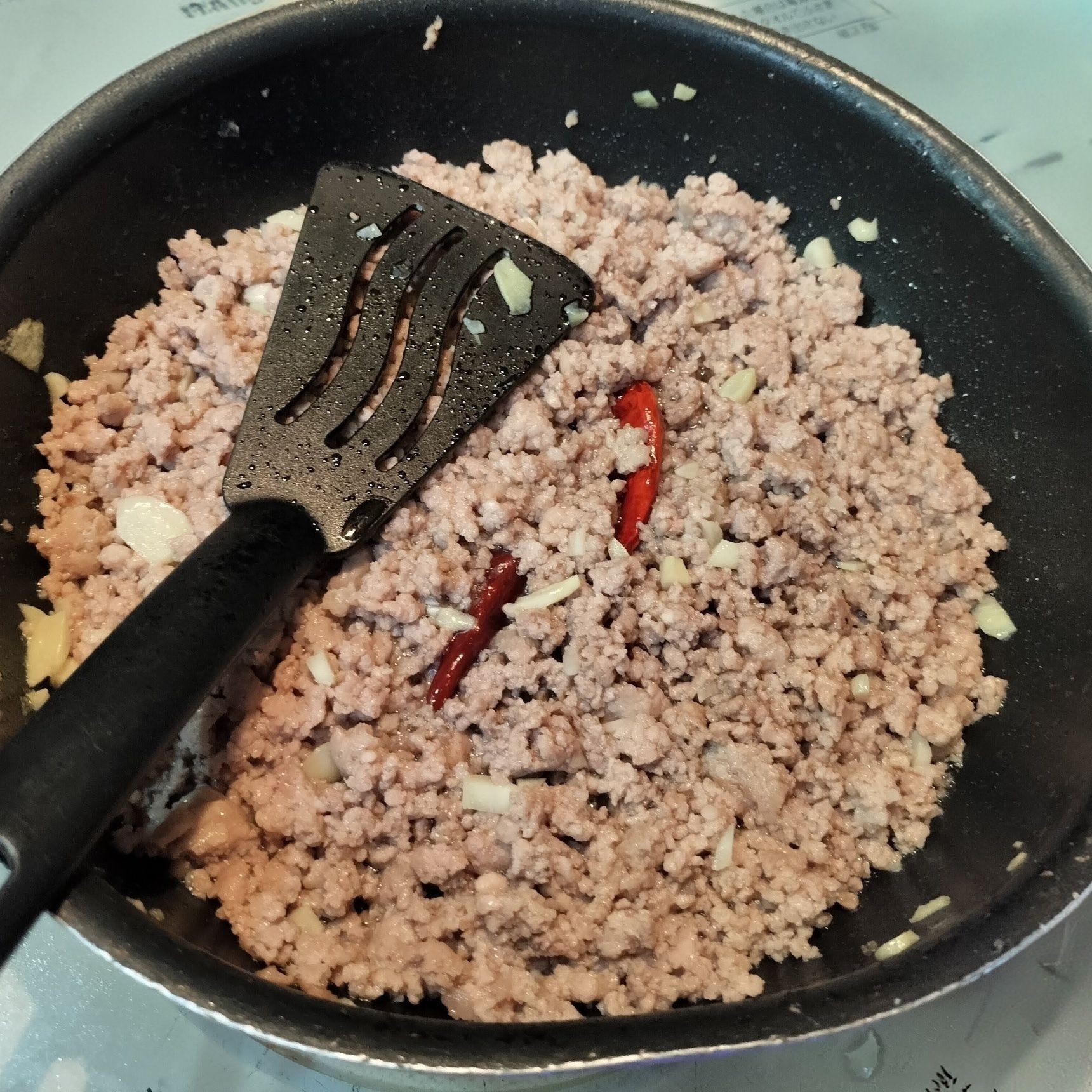 1、フライパンに、材料●を入れて弱火にかける→にんにくの香りが出てきたら、豚ひき肉と材料■を加えて炒める（ひき肉に火を通す）→一旦、鷹の爪を取り出す