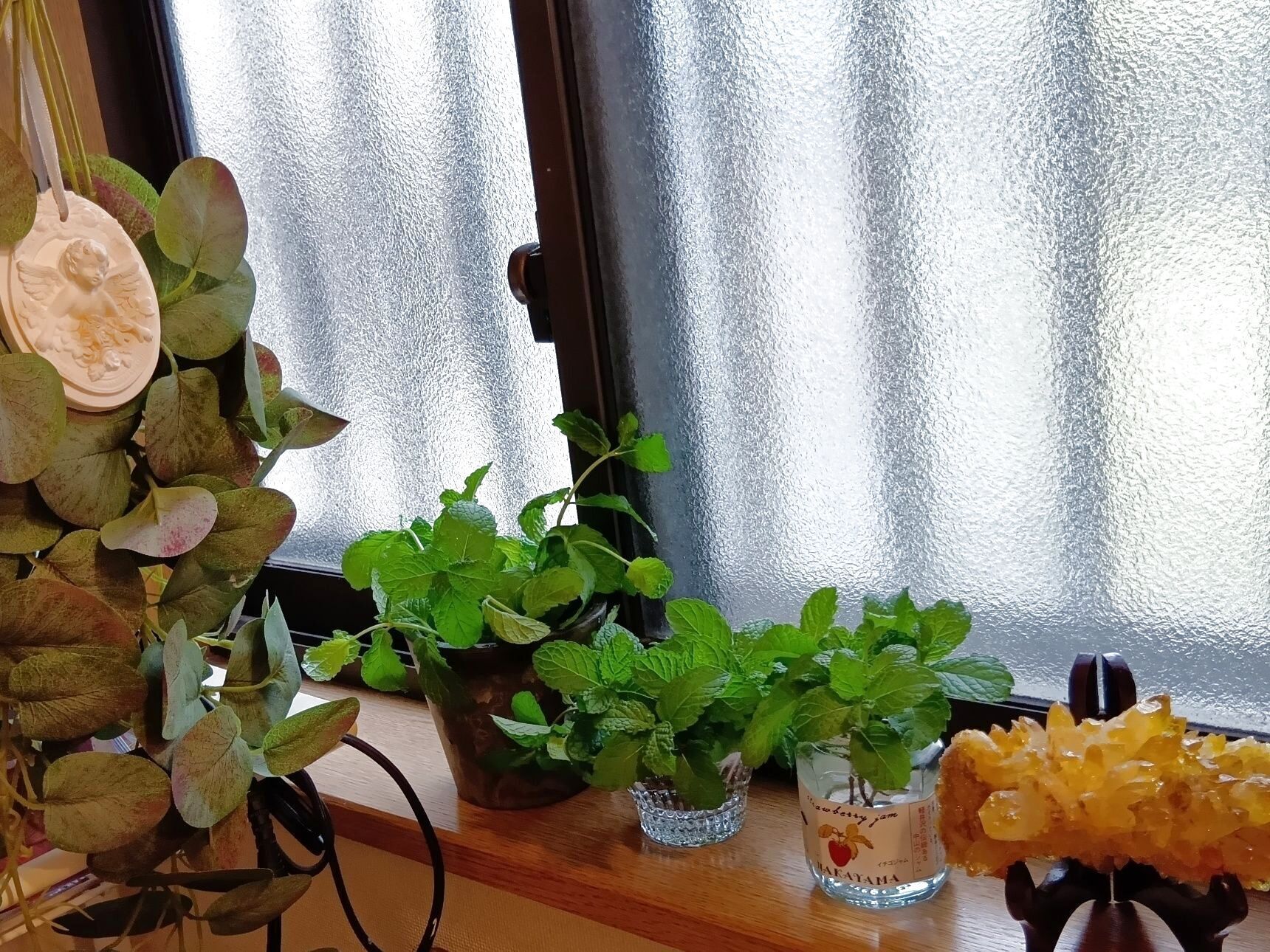 炭には、脱臭効果や湿気対策に加え、カビに対する抗菌効果も期待されているそうです。パッケージにもそのような特徴が書かれており、見た目のおしゃれさだけでなく、室内で使いやすい素材だと感じました。