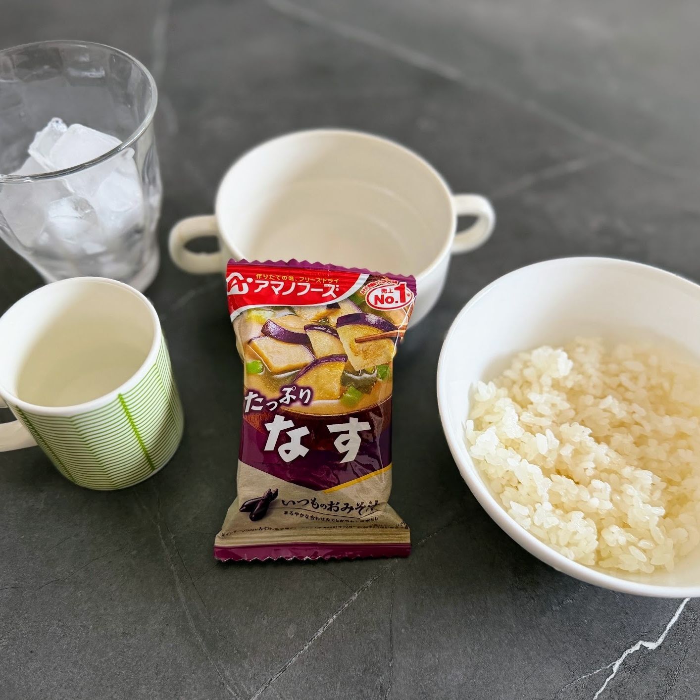 火を使わずに1分で完成！暑い日を乗り切るアイデアメニュー「氷おみそ汁丼」