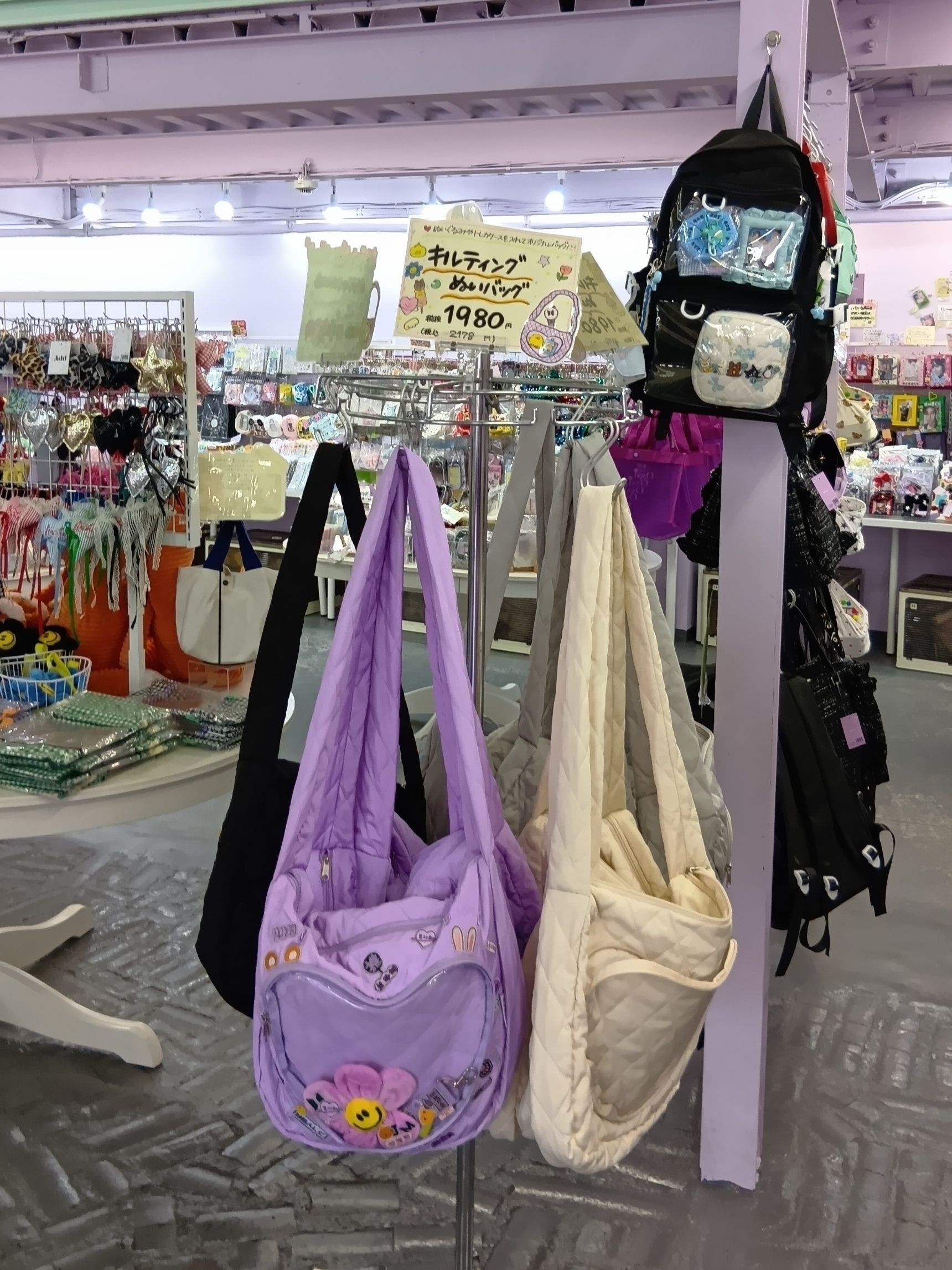 本当に沢山の推し活グッズが並んでいたのですが、迷いに迷って、今回はキルティング素材の“推しを見せて持ち歩けるバッグ”をチョイスしました！