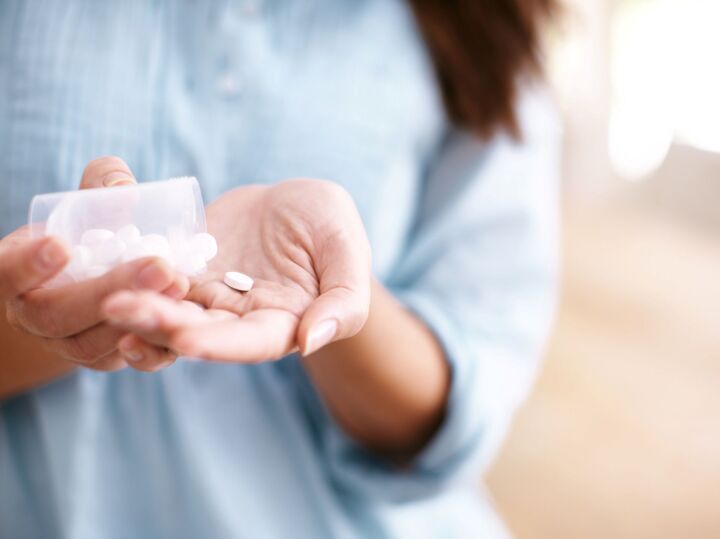 【40代・50代】頭痛薬に頼りがちな人へ!薬剤師が教える「セルフケア」4選