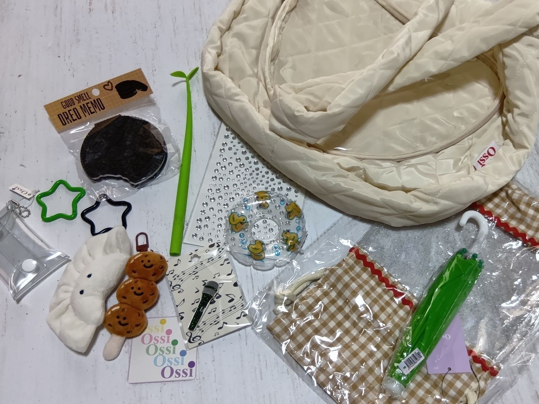 厳選して選び抜いたもので、透明窓から推しを見せて歩けるバックを作っていくよ！