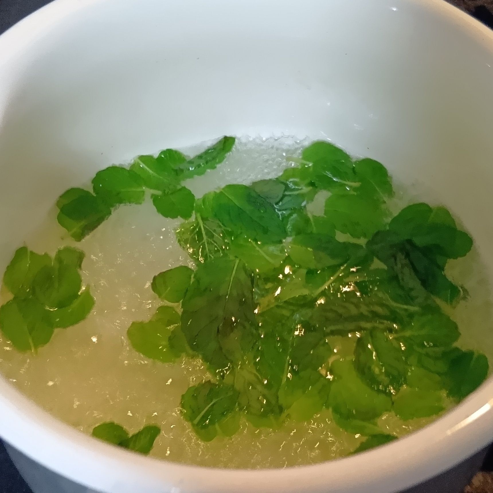 サッと、煮立ててミントティーを作り、そちらも活用！