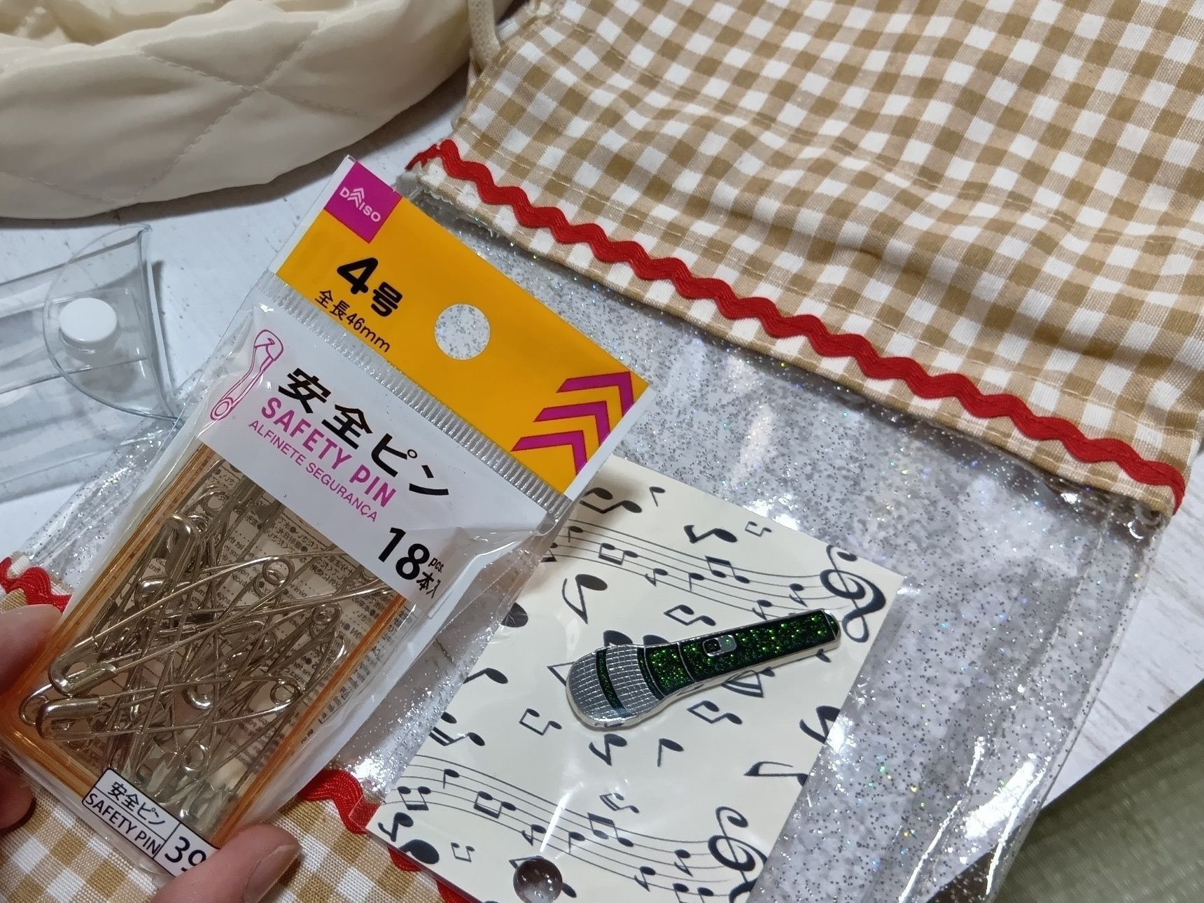 バックの推し活ぬいぐるみやグッズを装着する際に、ズレ防止に私は、100均の安全ピンを使用しましたよ