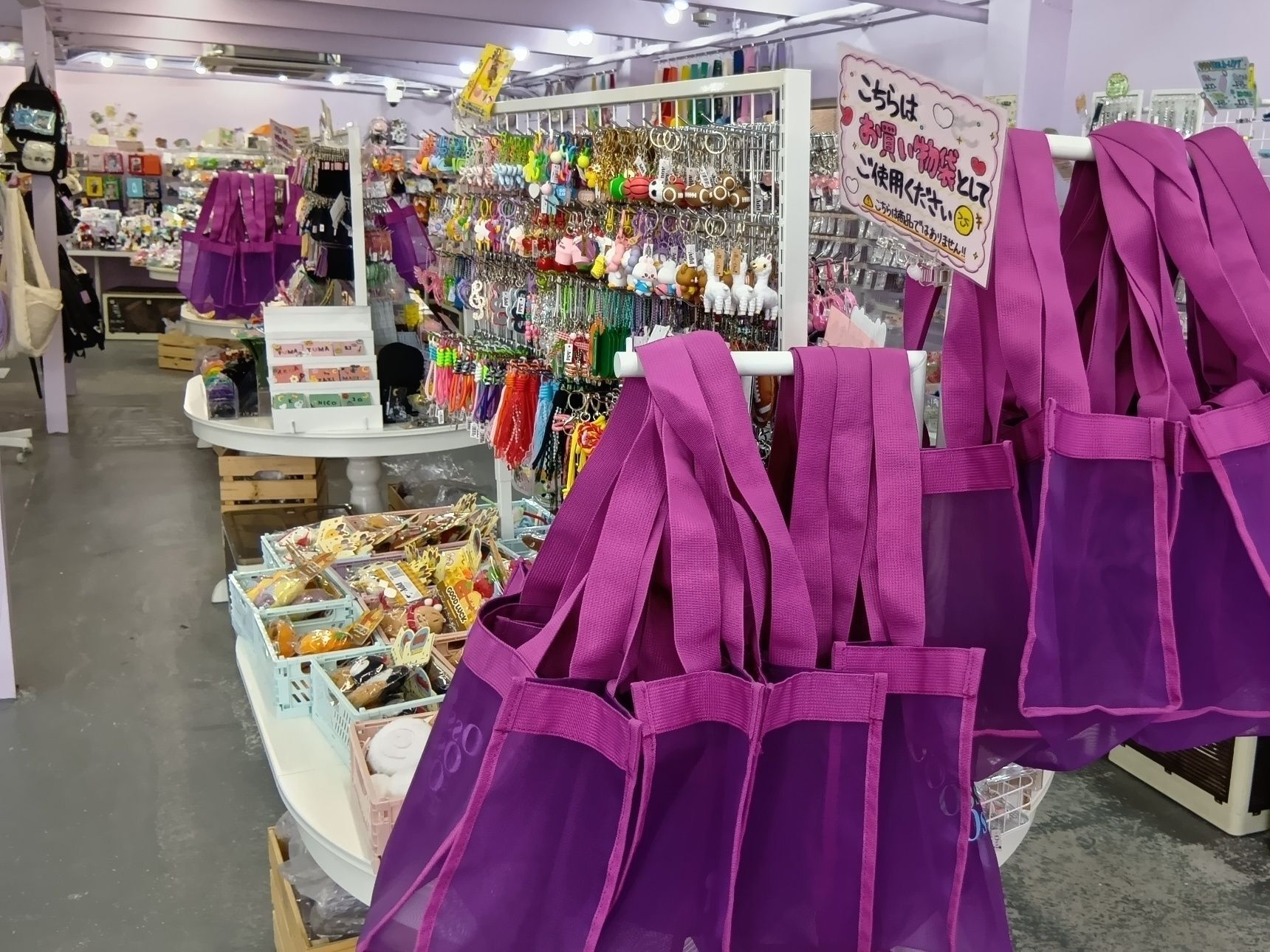 開放感あふれる店内には、推し活グッズを全力で楽しめる工夫やアイテムがいっぱい！