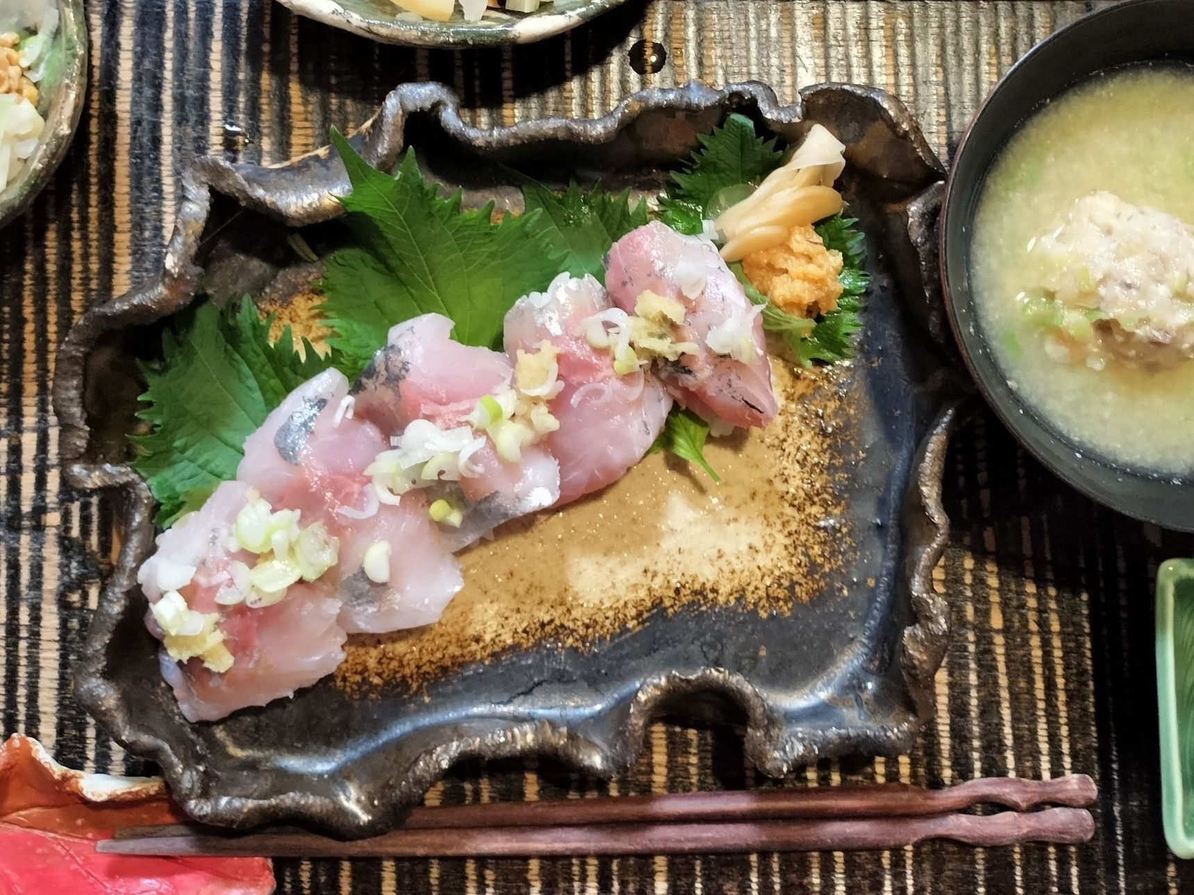 （余談）鯵の握り寿司または刺身は、長ネギ・生姜・醤油が定番かと思いますが、長ネギ・生姜・新生姜の甘酢漬け・そしてフンドーキン合わせ味噌を合わせても美味！