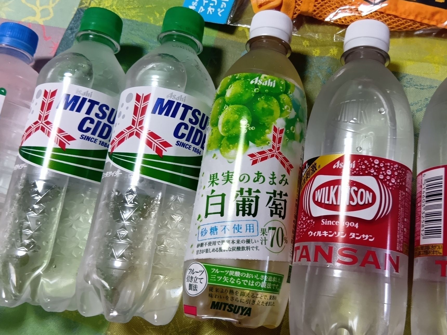 対象は、お茶・水カテゴリーのペットボトル（475ml〜660ml）です。この商品を6本購入すると、オリジナルのおまけが1つもらえます。