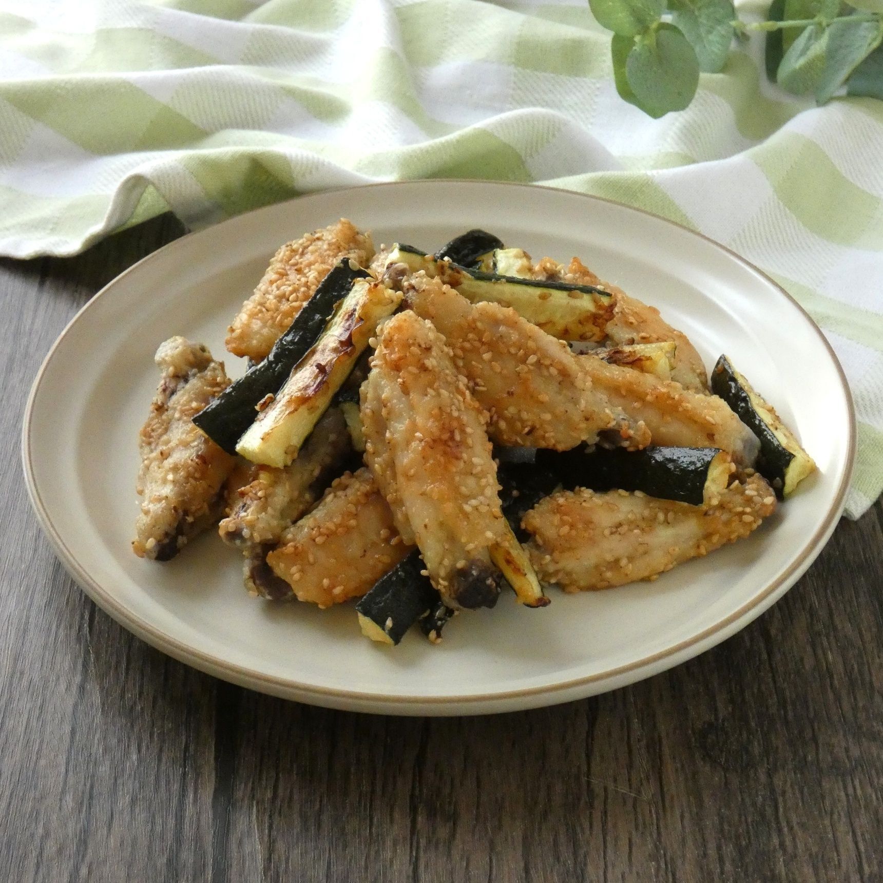 オーブンで15分！「手羽中とズッキーニのごまチーズ焼き」