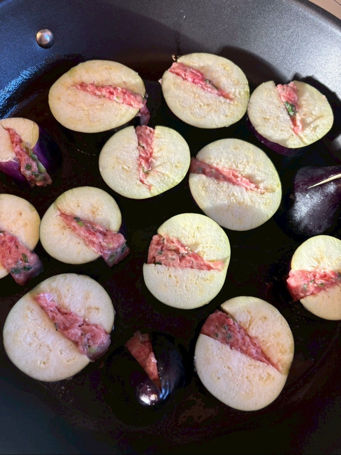 フライパンにサラダオイルを多い目に入れて両面焼き目が付くまで焼きます。