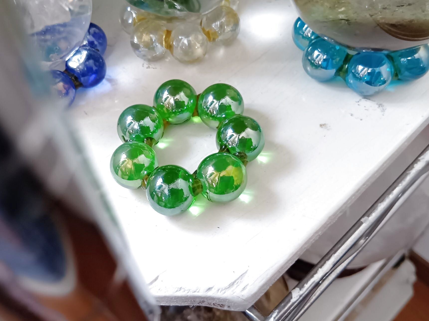 丸い鉱物はどうしても安定しないので、手作り台座を使用しています。