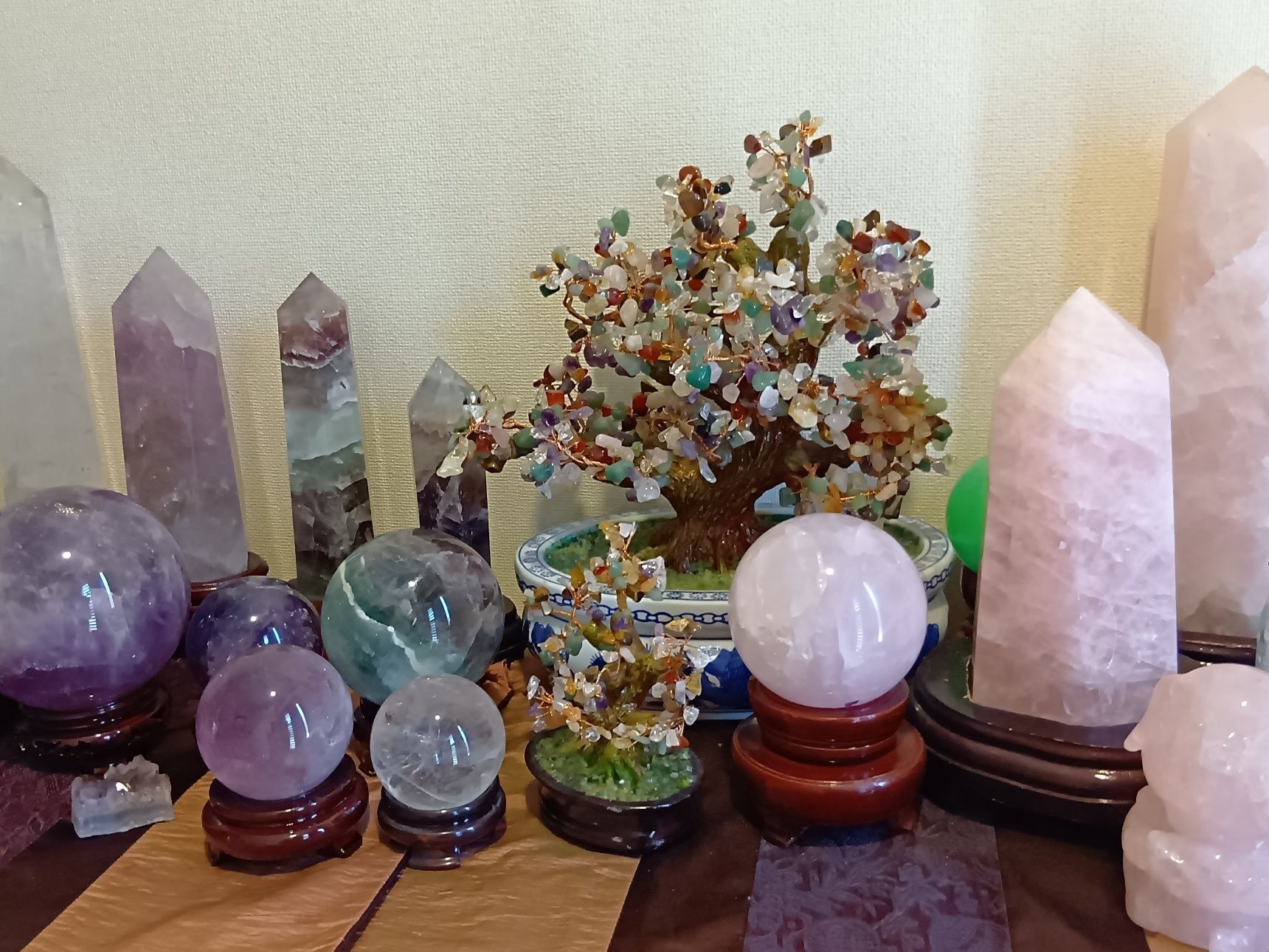 玄関にも飾って、毎日お花を愛でるように、鉱物を愛でています。