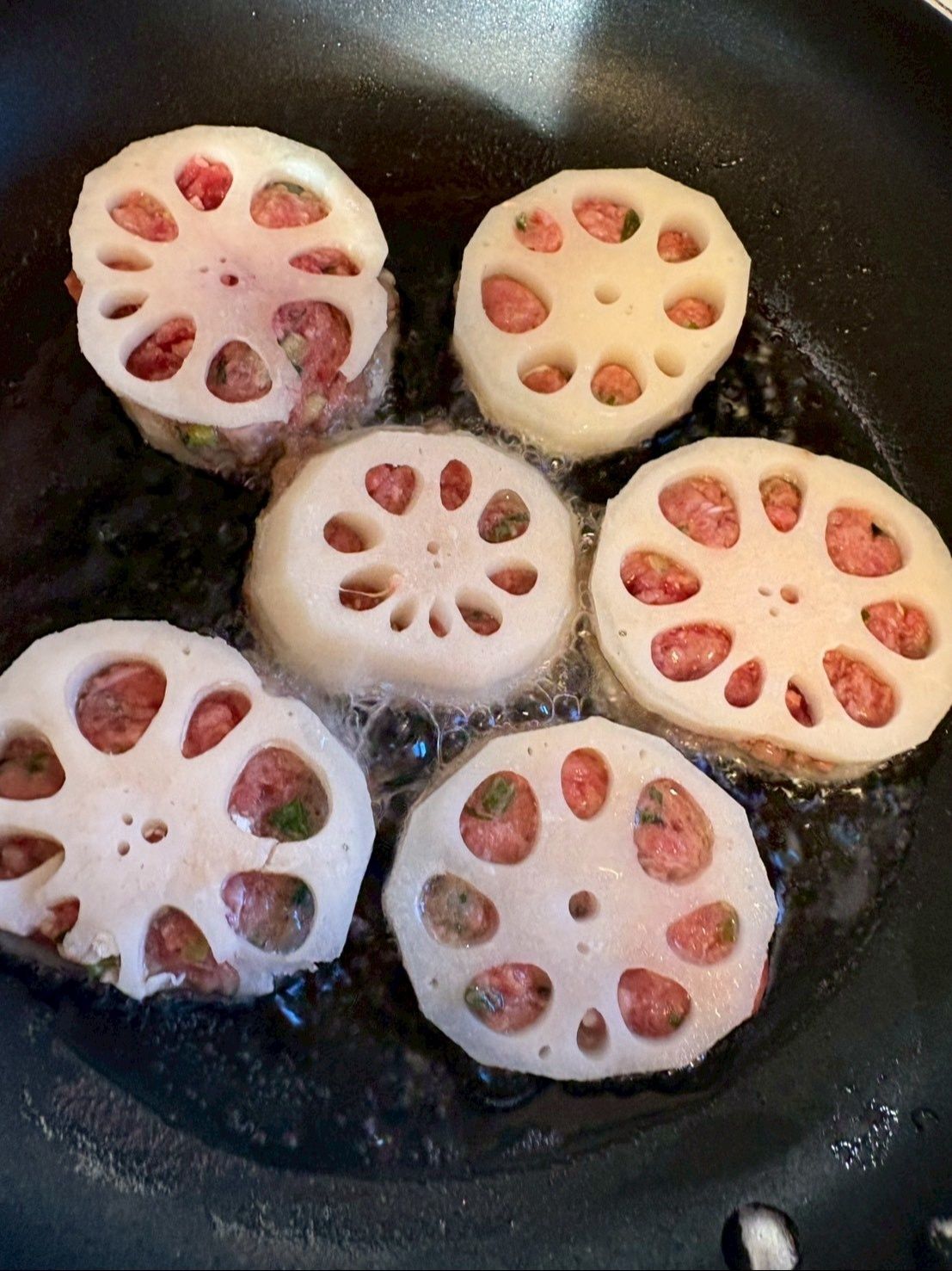 蓮根やピーマンも挟んで焼きます。