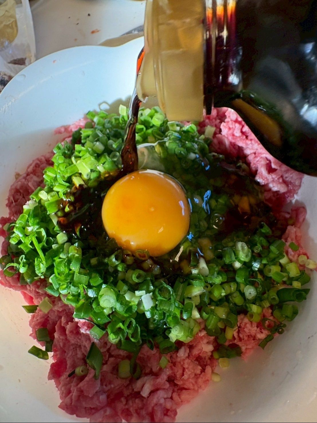 挽肉に小葱、卵、醤油を入れます。