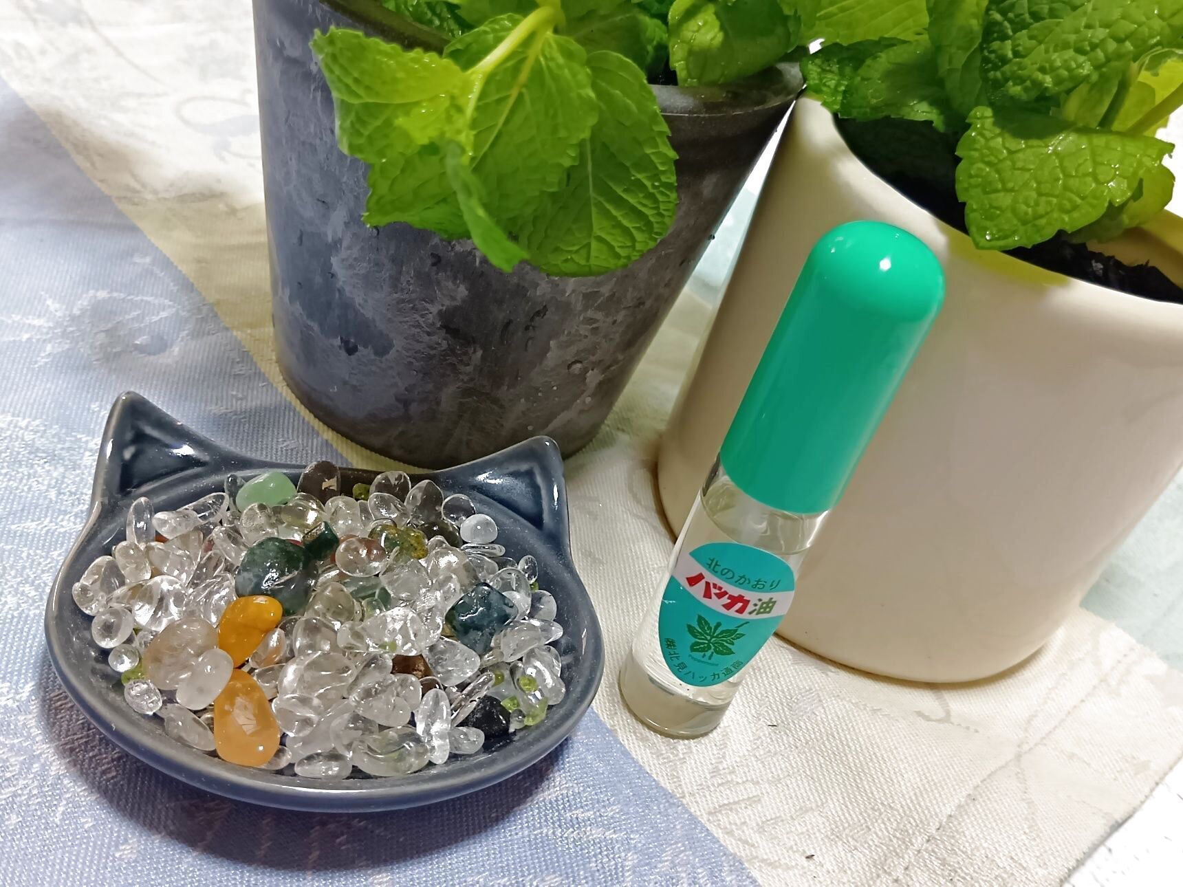 100均の猫モチーフ小皿にさざれ石をのせ、ハッカ油をスプレーして、香りを楽しんでもいますよ！