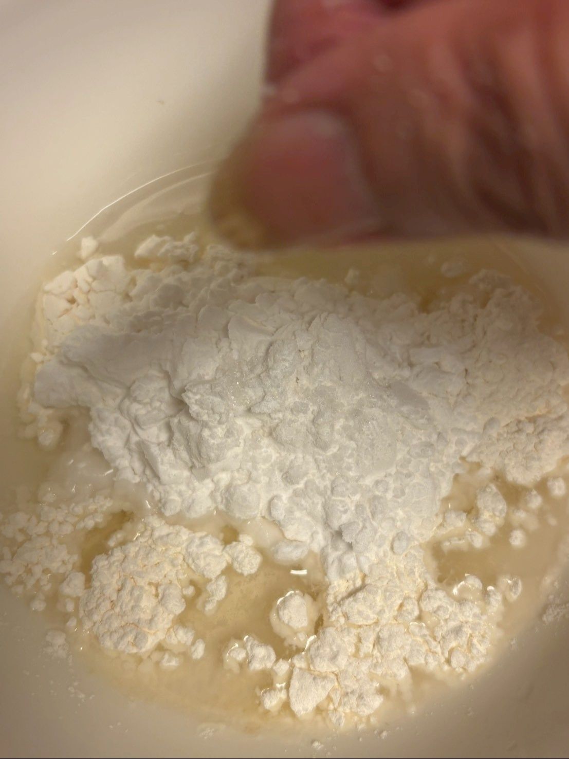 水に薄力粉と片栗粉と塩一つまみ入れてさっくり混ぜます。
