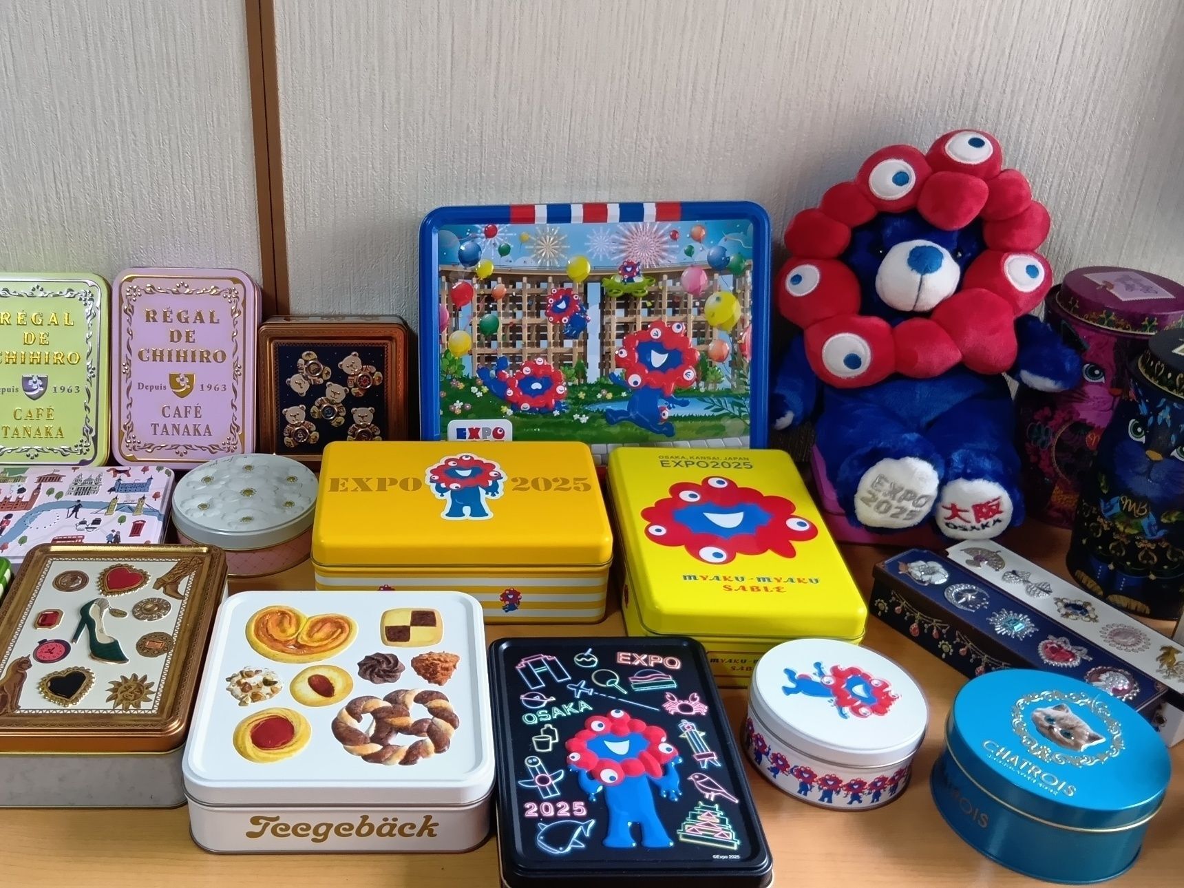 【推し活】お菓子缶が主役！集めて・使って・暮らしに溶け込む収納アイデア