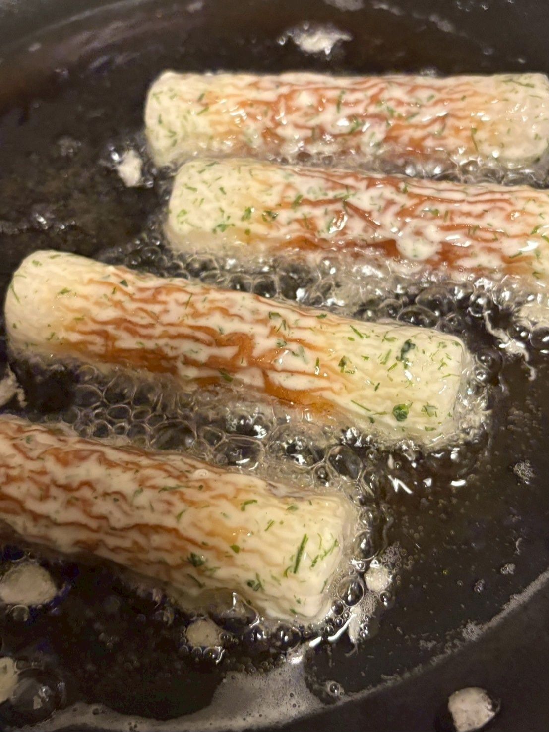 ちょっと多いめの油でくるくる回しながら揚げます。