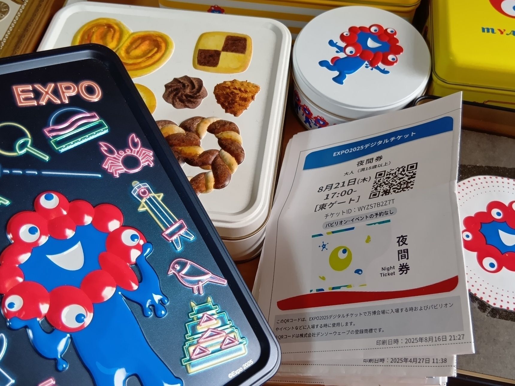 缶の中に、楽しい思い出の欠片を入れて、タイムカプセルにしていますよ。