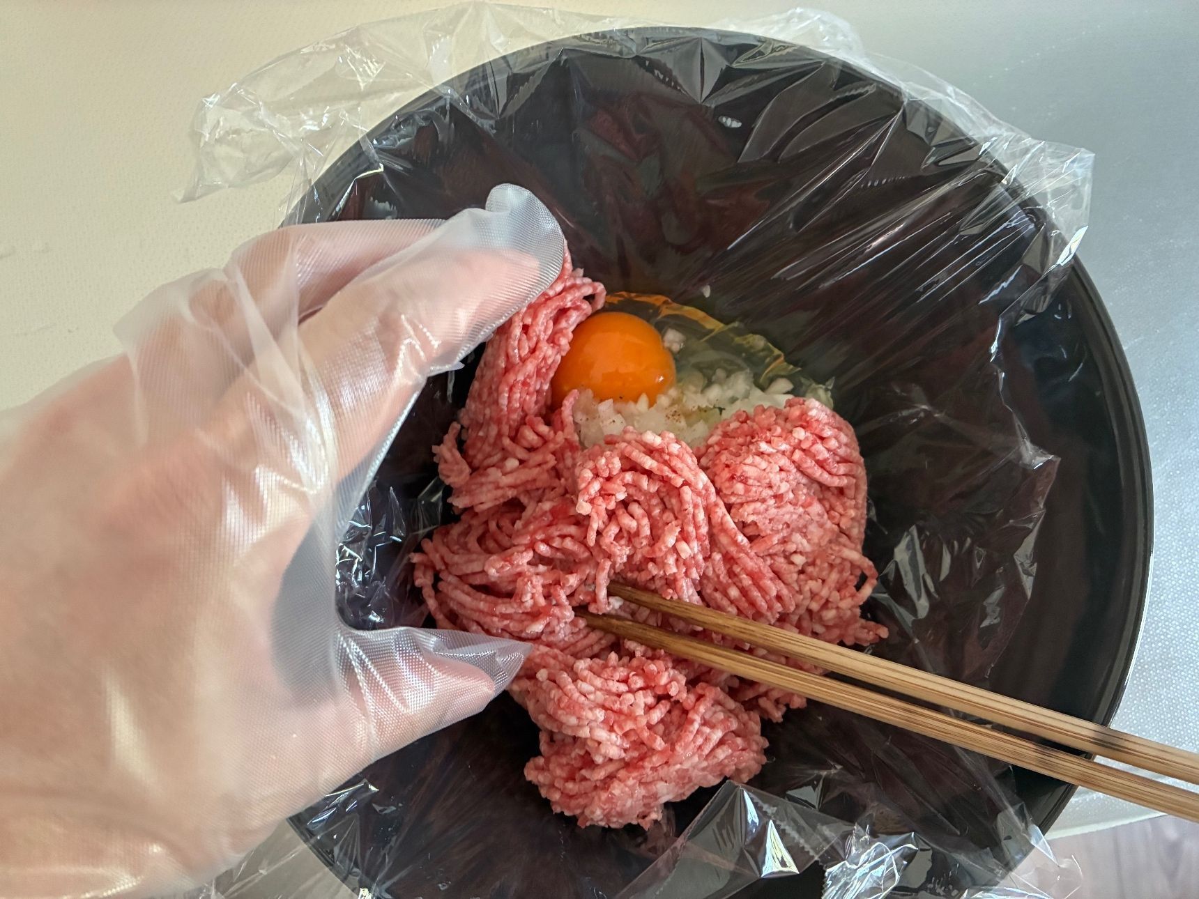 1. 肉だねを混ぜる
