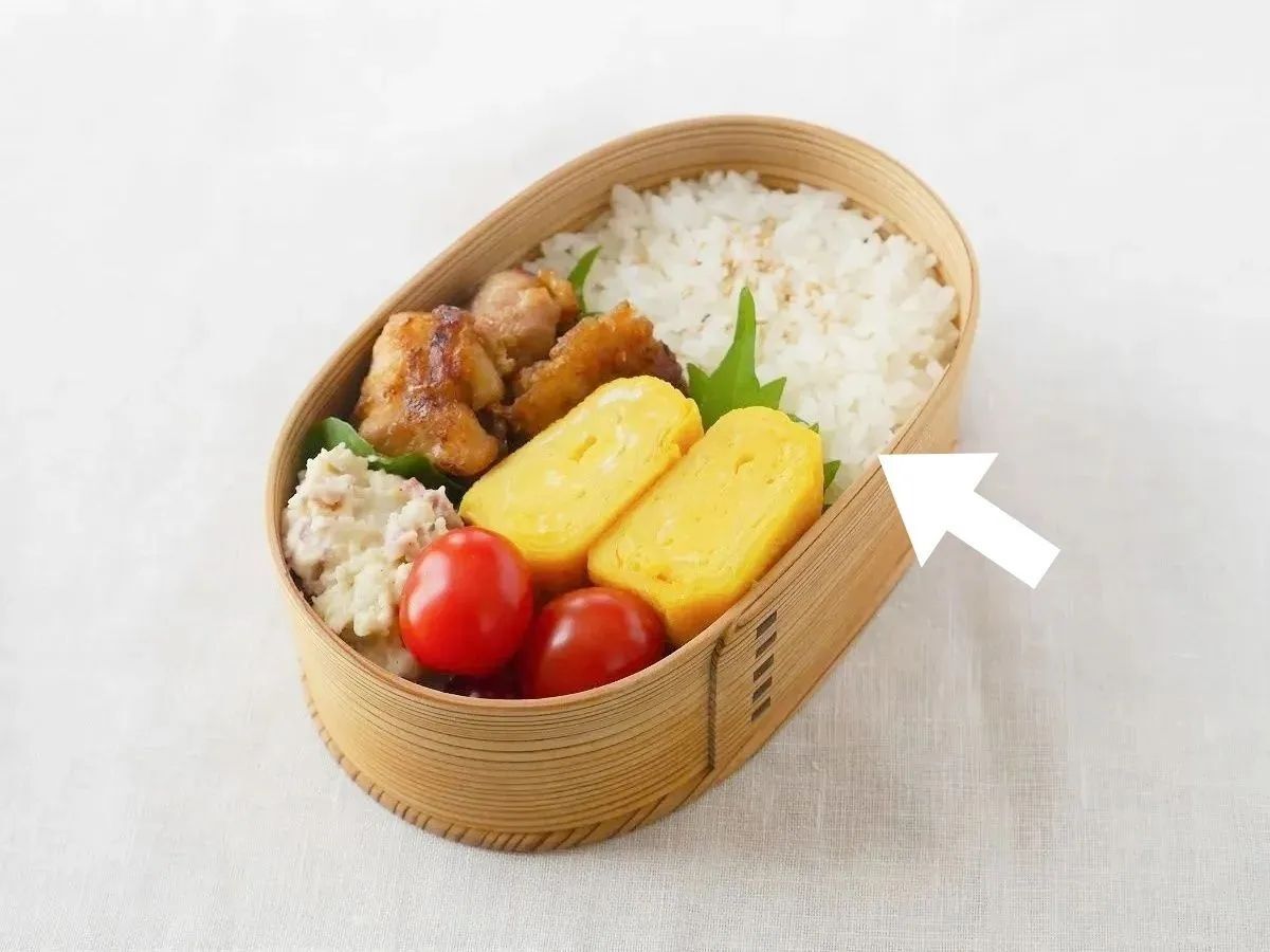 お弁当の詰め方が上手になる！まずは〈ご飯の入れ方〉を変えるだけで♪