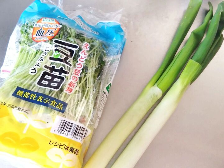「長ネギの根っこ」を水に浸けて育ててみた→10日後の姿は…検証した結果!