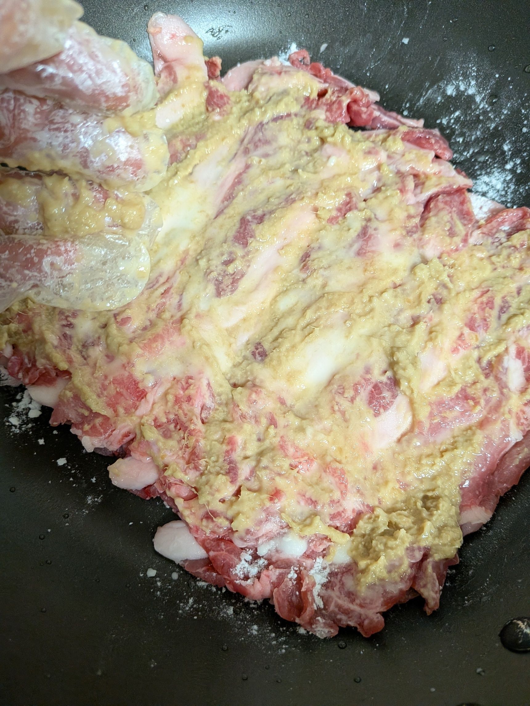 2. 米酢→片栗粉→生姜を塗る。手前から巻く。巻き終わりを下にする。