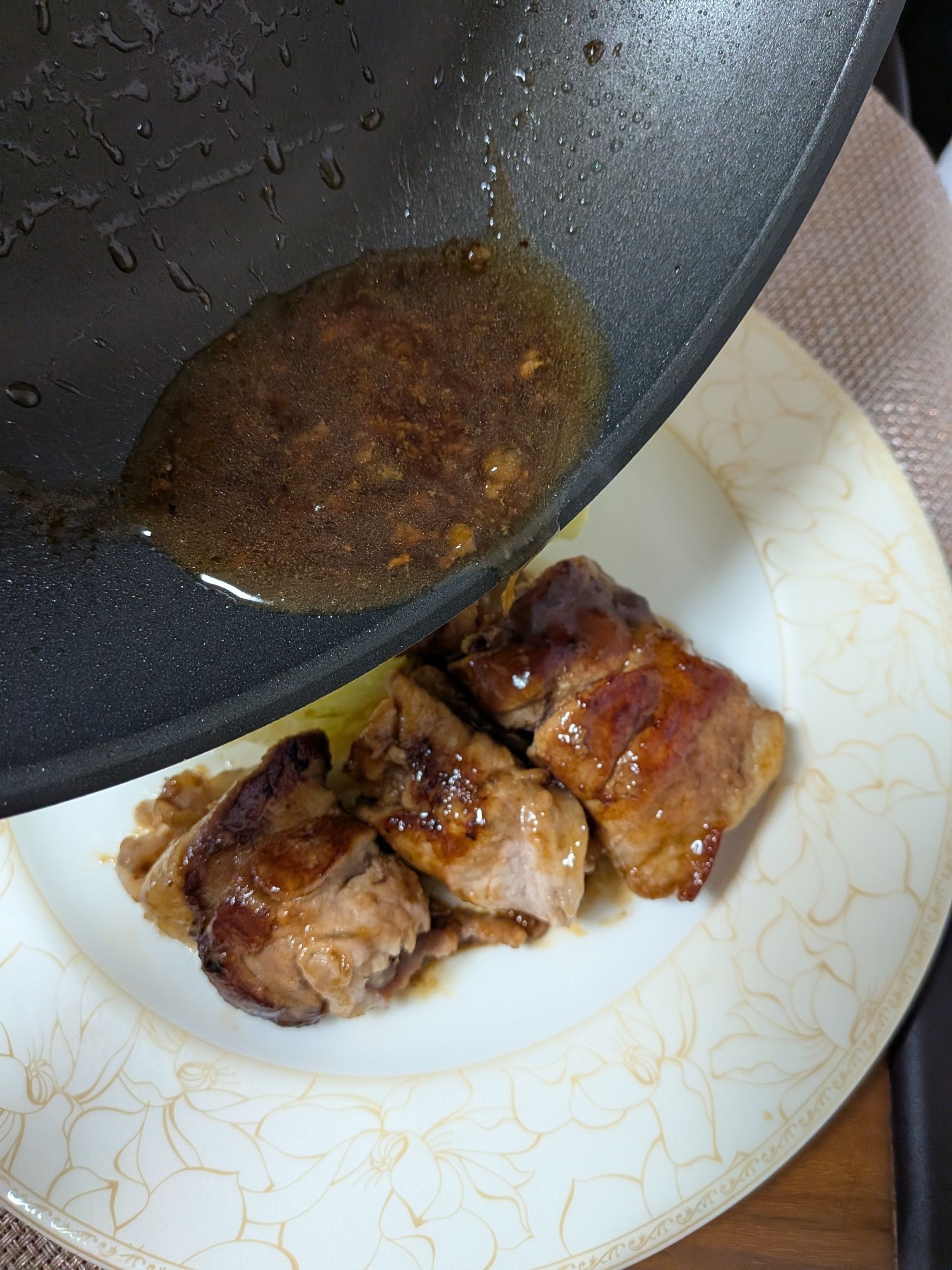 8. お肉をお皿に盛り付ける。フライパンについているタレに水を大さじ2（分量外）入れてときのばす。しっかり混ぜ合わせて少し煮詰める。盛り付けたお皿にかける。